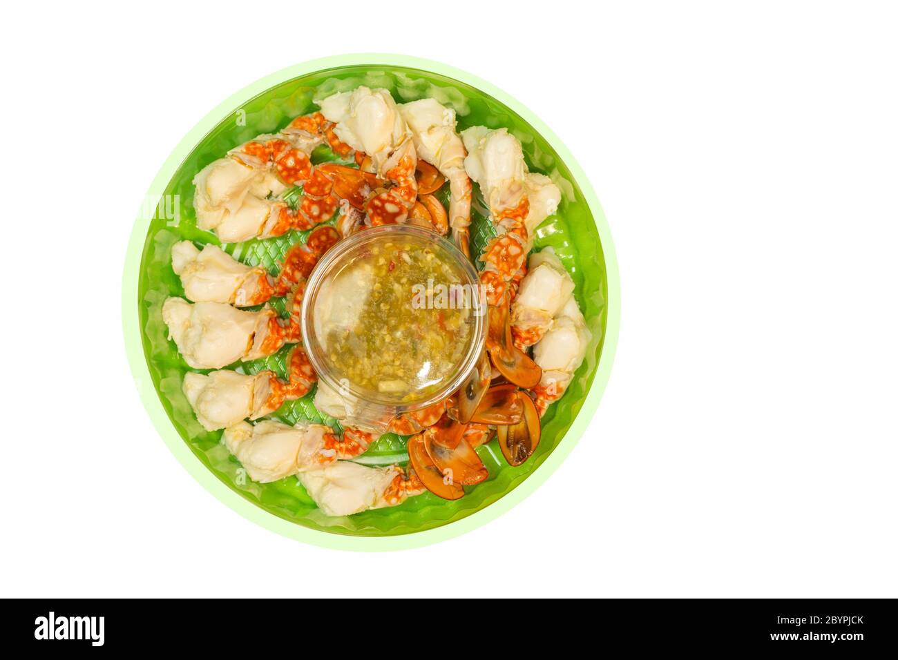 Crabe chaud frais sélectionnez une griffe de crabe sur une assiette avec sauce aux fruits de mer prête à servir sur fond blanc. Banque D'Images