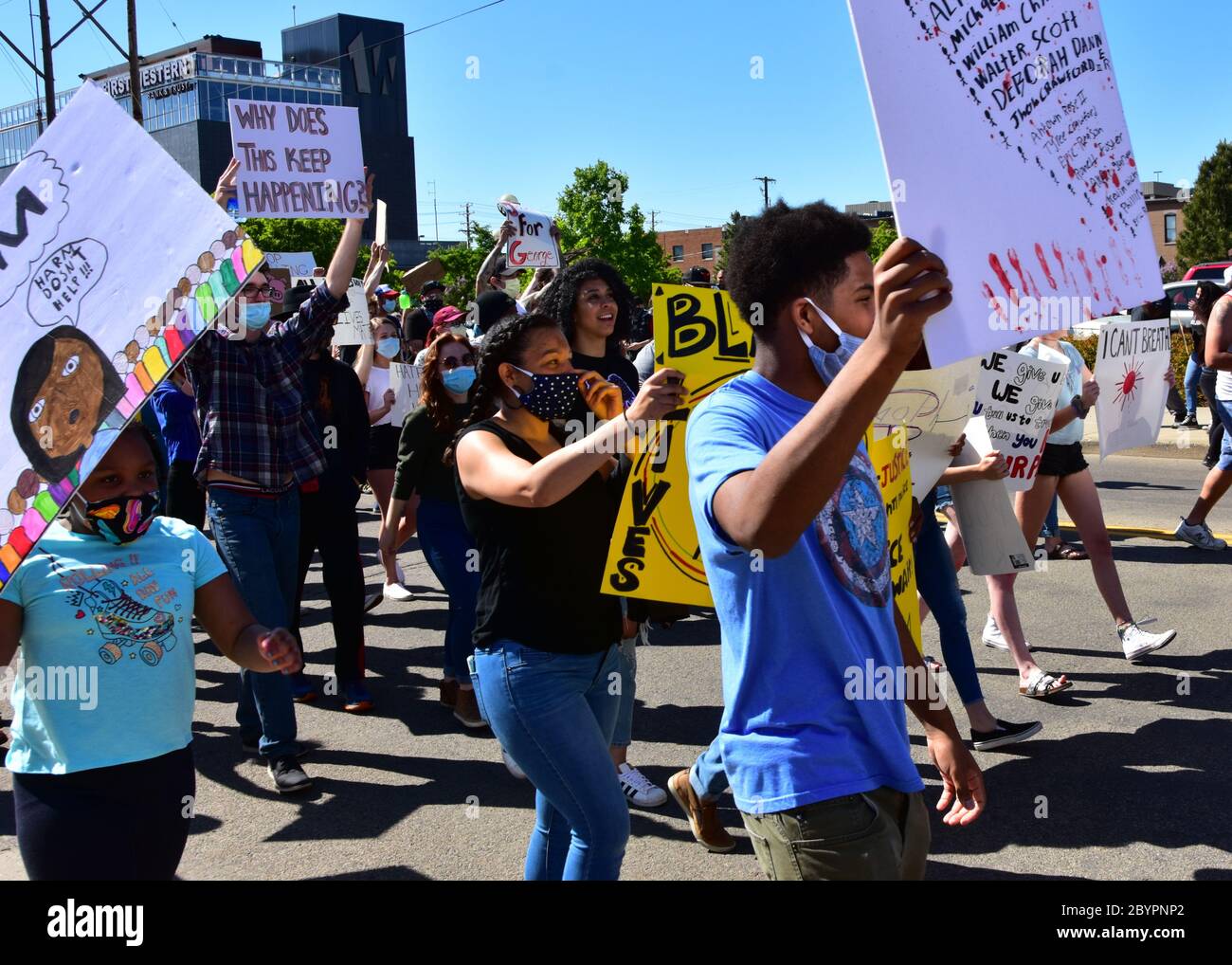 Bismarck, Dakota du Nord, États-Unis. 29 mai 2020 des personnes avec des panneaux et des bannières défilent dans les rues de la ville pour protester contre la mort de George Floyd. Banque D'Images