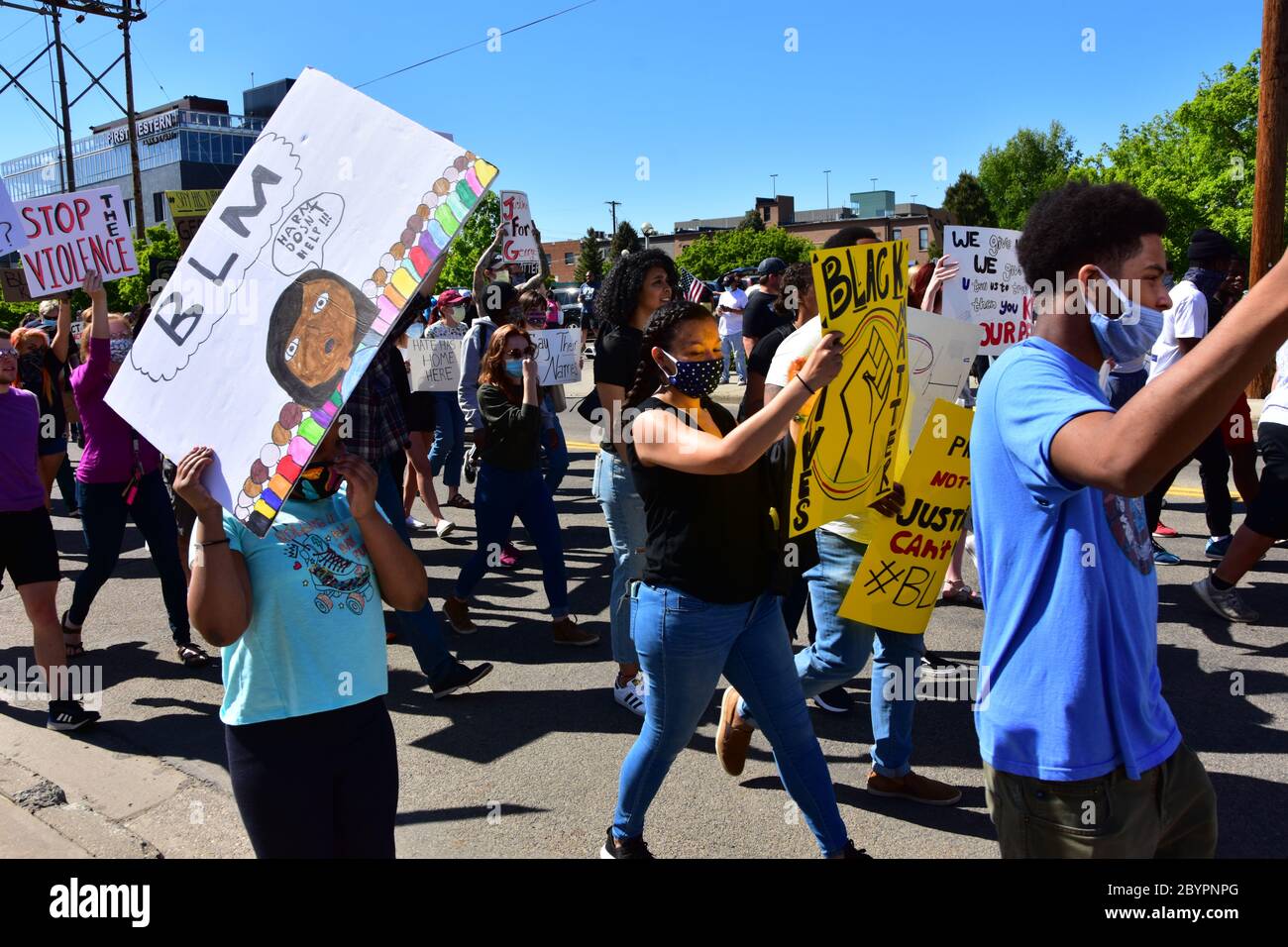 Bismarck, Dakota du Nord, États-Unis. 29 mai 2020 des personnes avec des panneaux et des bannières défilent dans les rues de la ville pour protester contre la mort de George Floyd. Banque D'Images
