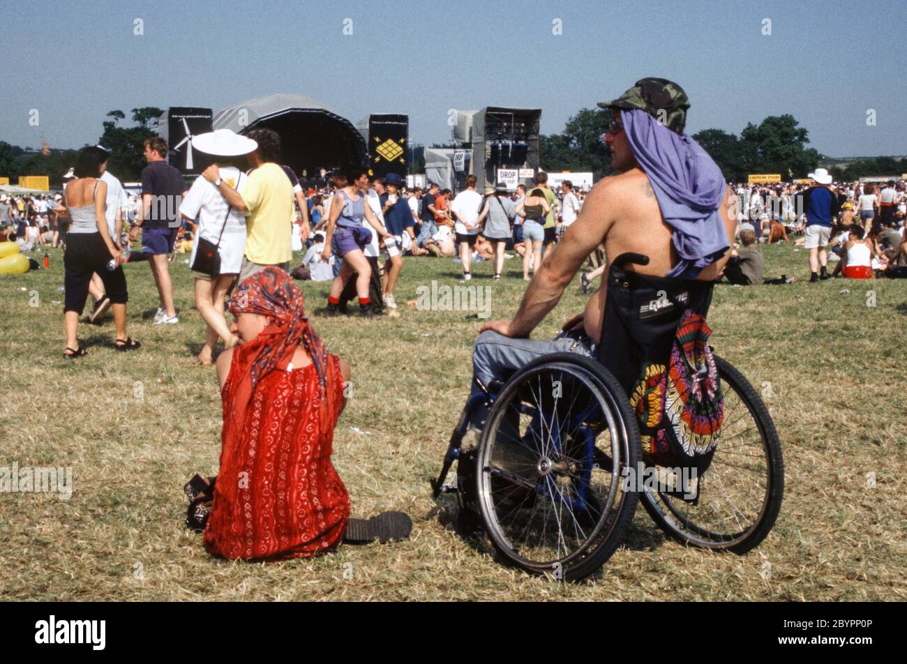 Homme en fauteuil roulant au Glastonbury Festival 1999, digne Farm, Somerset, Angleterre, Royaume-Uni. Banque D'Images
