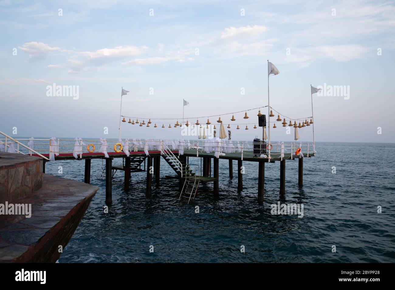 Jetée décorée pour une cérémonie de mariage de destination, Antalya, Turquie Banque D'Images