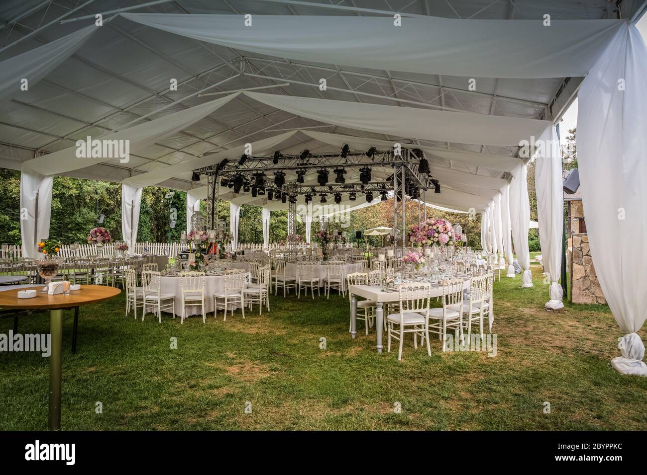 Une réception de mariage en plein air de luxe, en plein air, à la