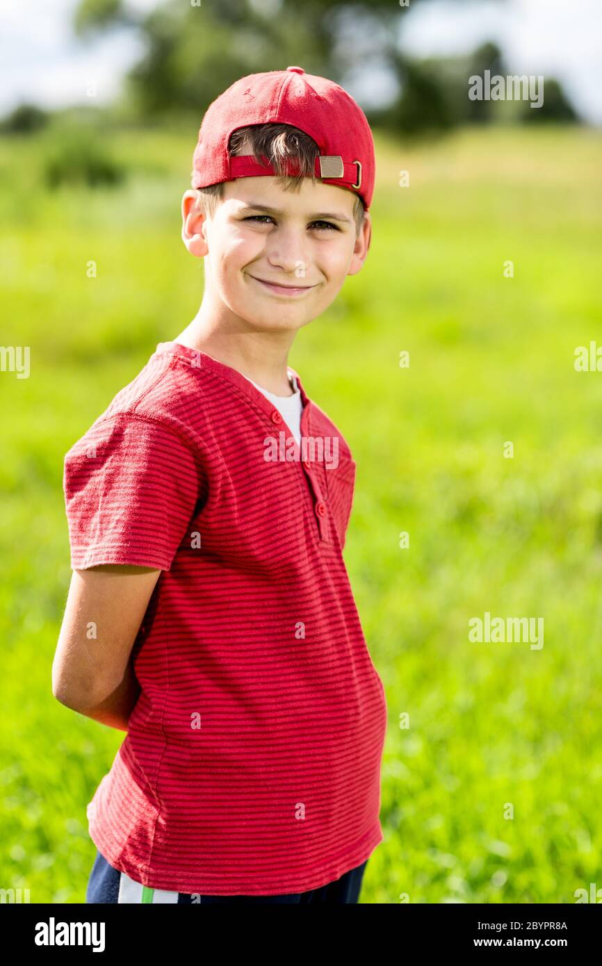 Garçon enfant Portrait souriant mignon dix ans en extérieur Banque D'Images