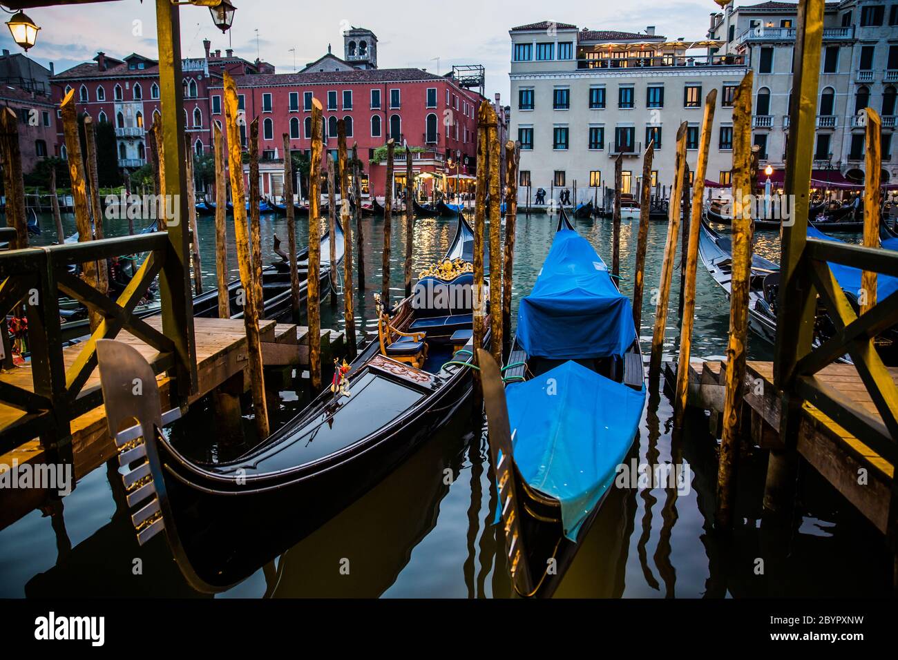 Deux gondoles traditionnelles du Grand Canal amarrées à la jetée, Venise, Italie Banque D'Images