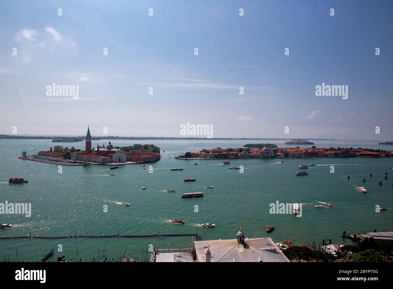 Îles de San Giorgio Maggiore, Giudecca et San Lazzaro degli Armeni. Trafic lourd de bateaux, bateaux et vaporetto dans le lagon vénitien comme vu de Saint-Mar Banque D'Images