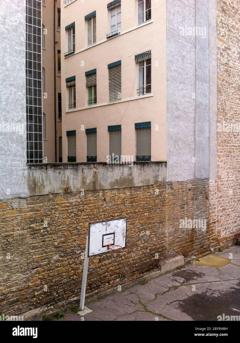 Terrain de basket urbain, Lyon, France Photo Stock - Alamy