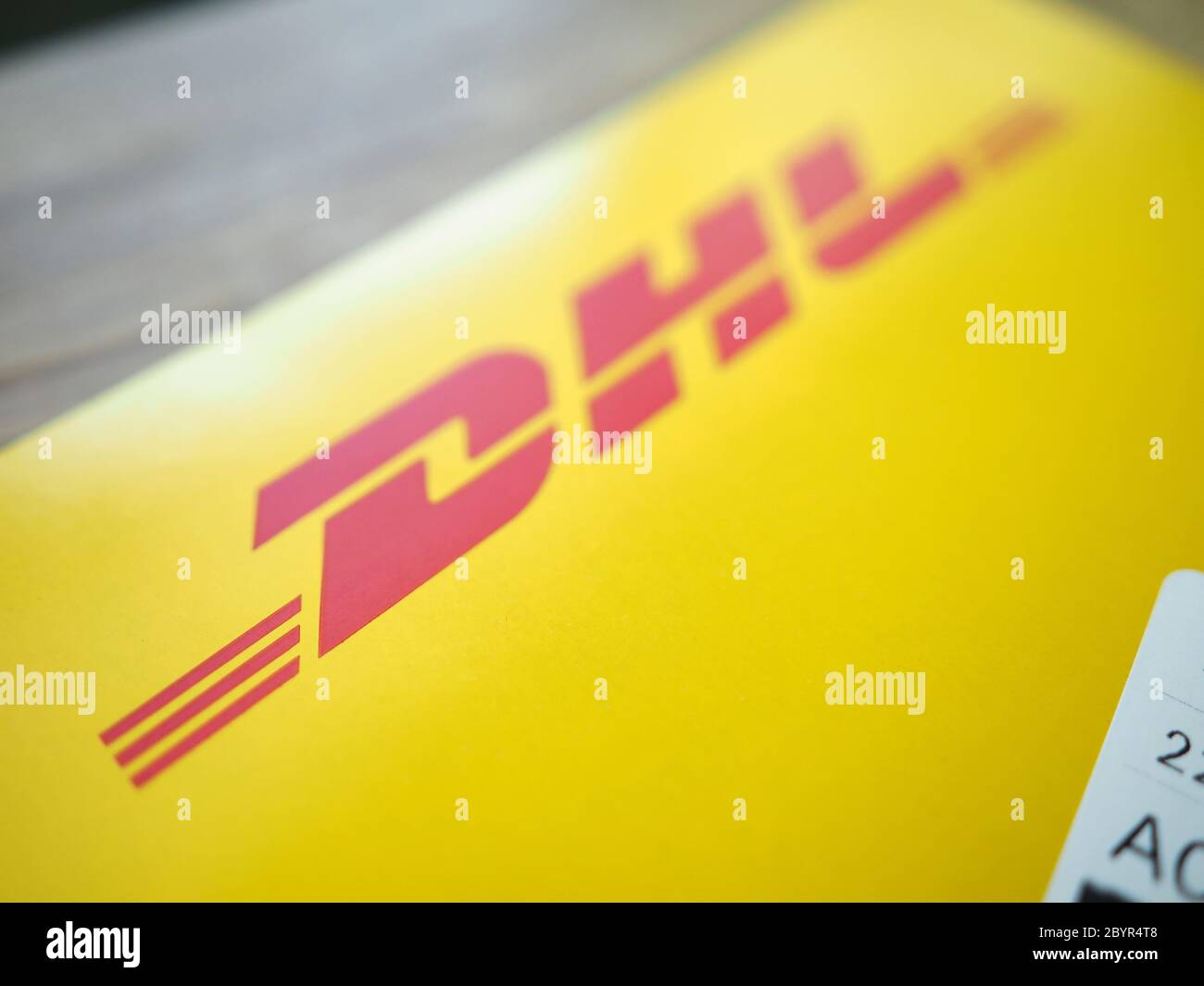 Un jaune et rouge enveloppe DHL Express montrant les codes à barres et le  nom de l'entreprise Photo Stock - Alamy