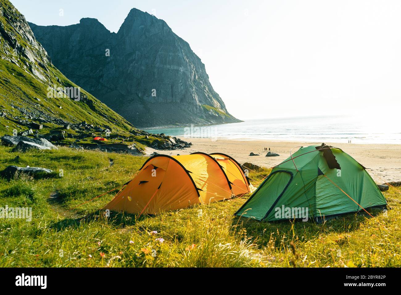 Vue panoramique sur un paysage saisissant d'une tente sur la plage en bord de mer en été. Camping sur la côte océanique. Archipel des Lofoten Norvège. Vacances et voyages Banque D'Images