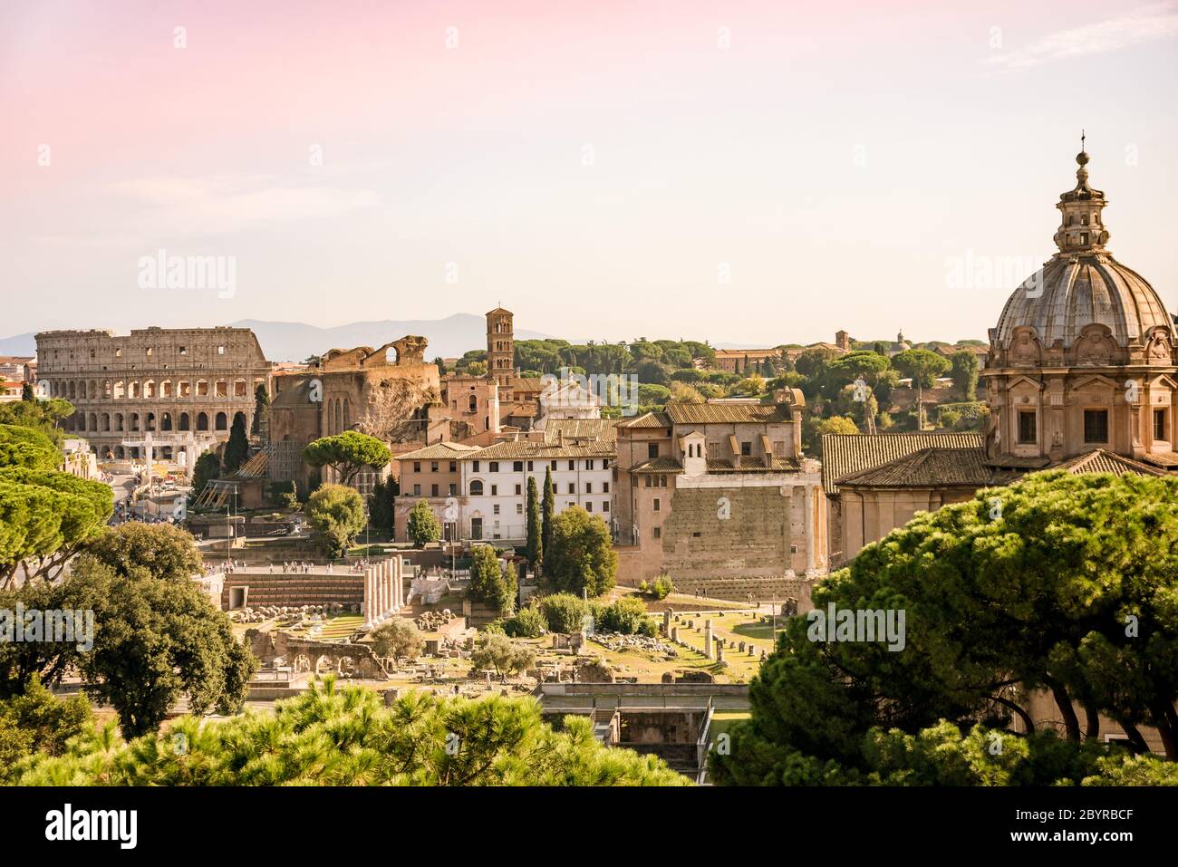 Vue sur le Forum Romanum et le Colisée depuis la colline du Capitole, en Italie, à Rome. Voyager dans le monde Banque D'Images