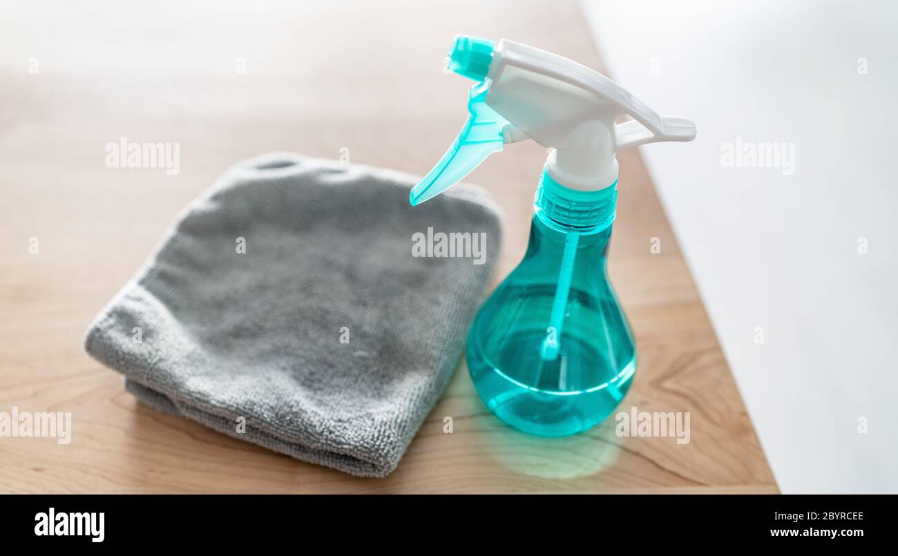 Nettoyant tout usage désinfectant vaporisateur bouteille avec une serviette pour nettoyer surfaces à la cuisine maison Banque D'Images