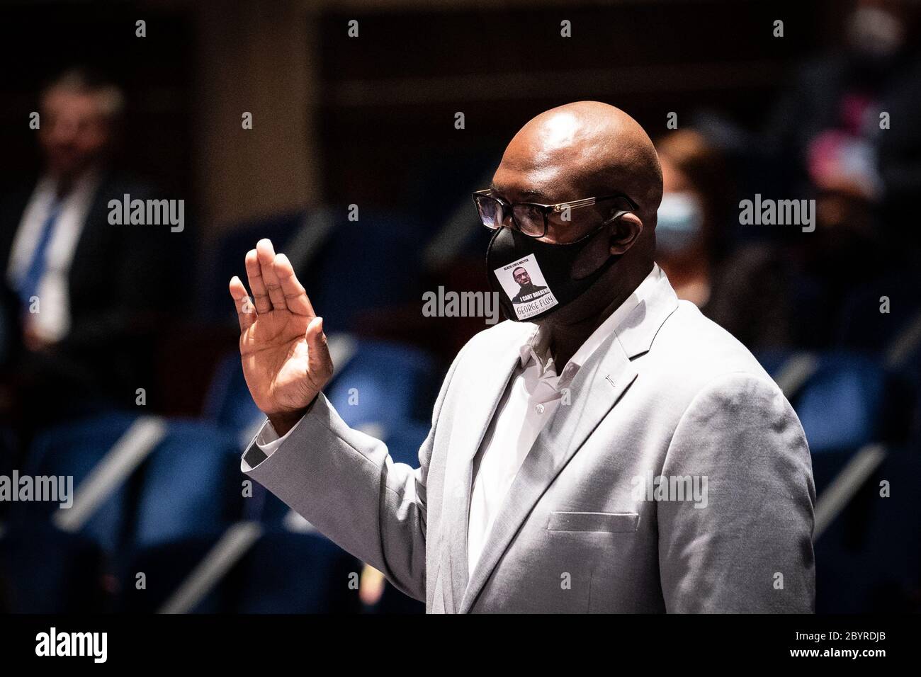 Washington, États-Unis d'Amérique. 10 juin 2020. Philonise Floyd, frère de George Floyd, a prêté serment pour témoigner devant la Commission judiciaire de la Chambre des États-Unis lors d'une audience sur la responsabilité de la police à Capitol Hill, Washington, DC, le 10 juin 2020. Credit: Erin Schaff/Pool via CNP | usage dans le monde crédit: dpa/Alay Live News Banque D'Images