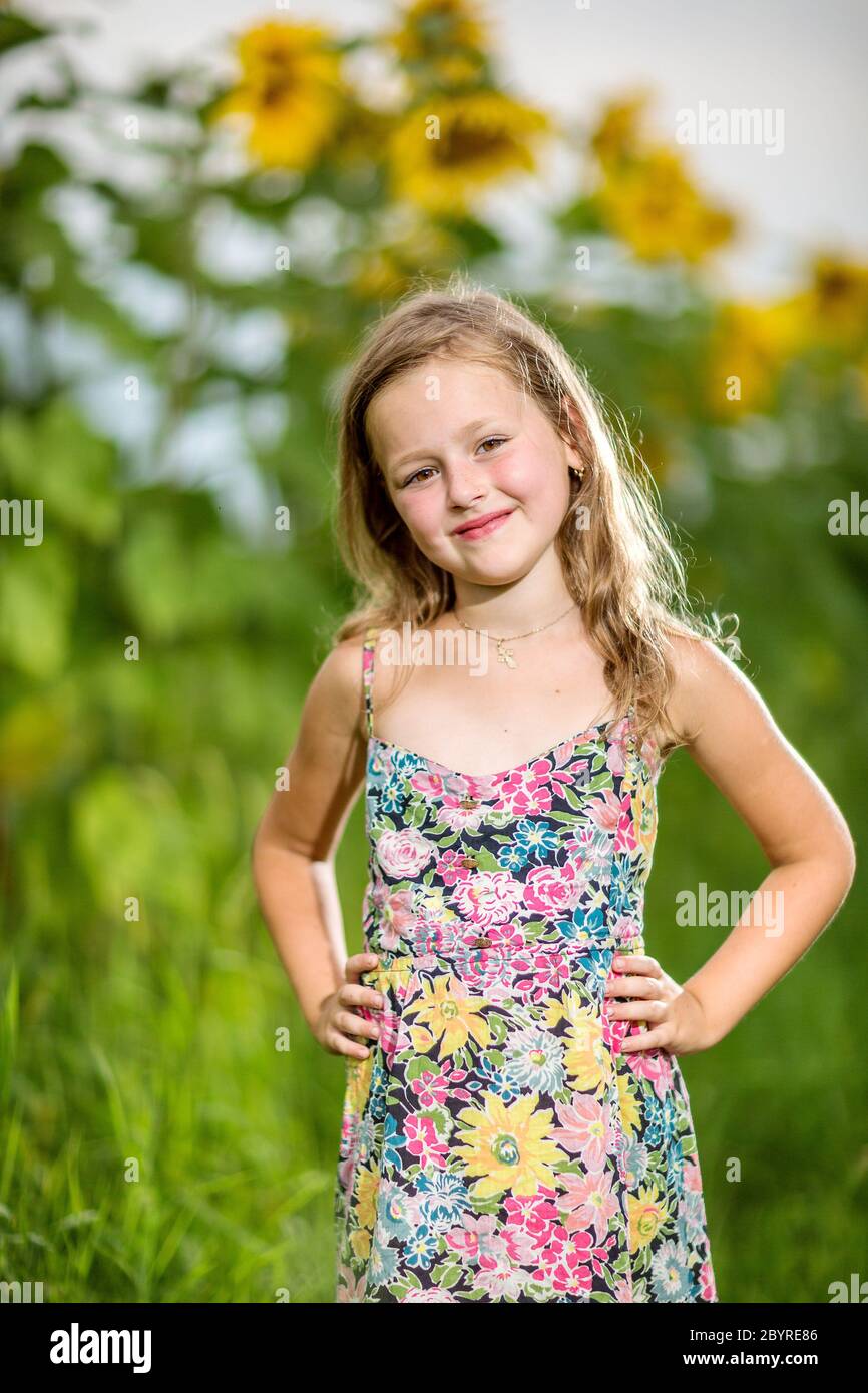 Portrait d'une petite fille en guirlande de fleurs Banque D'Images