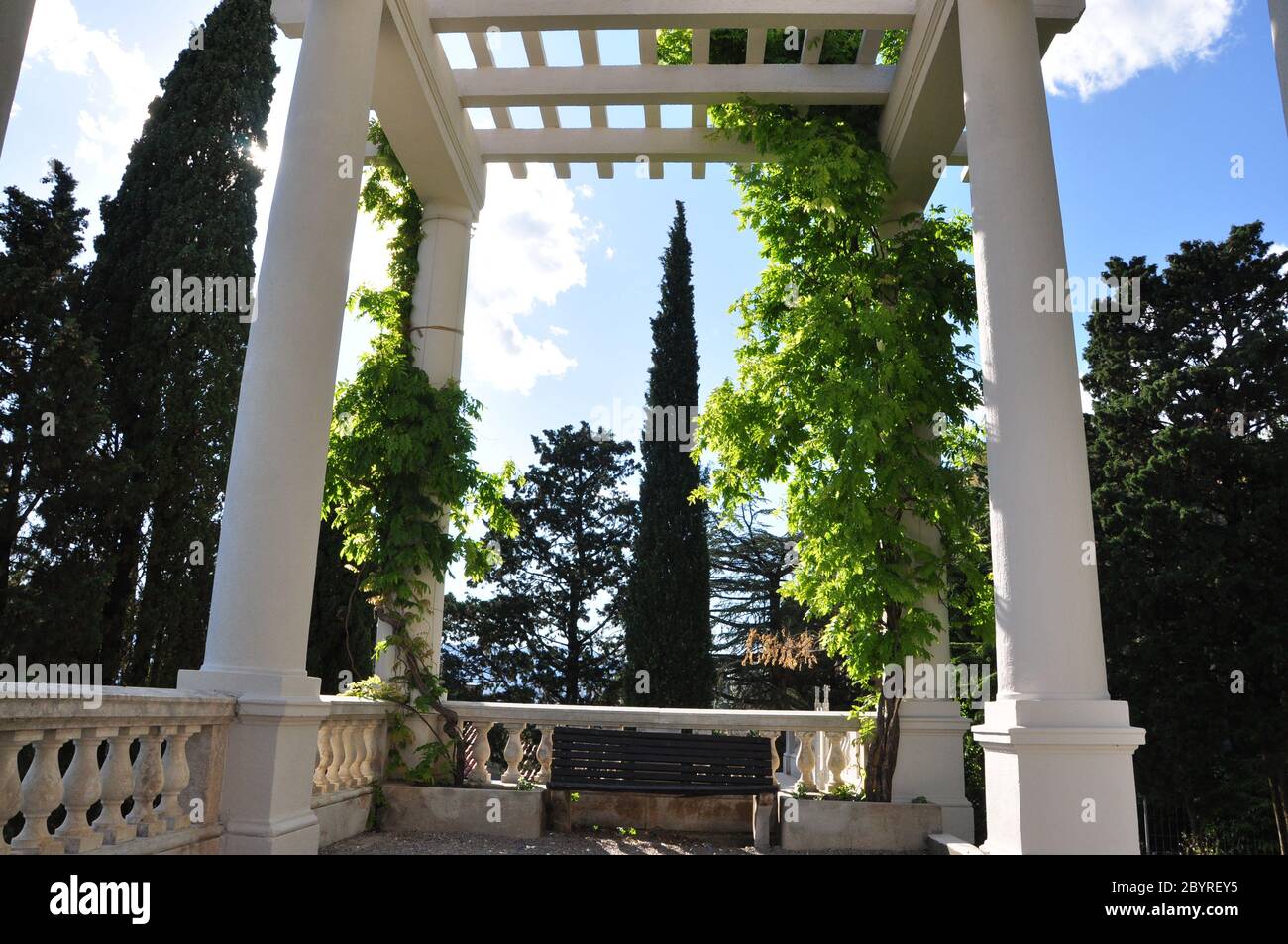 Maison avec jardin ouvert avec table et bancs. Banque D'Images