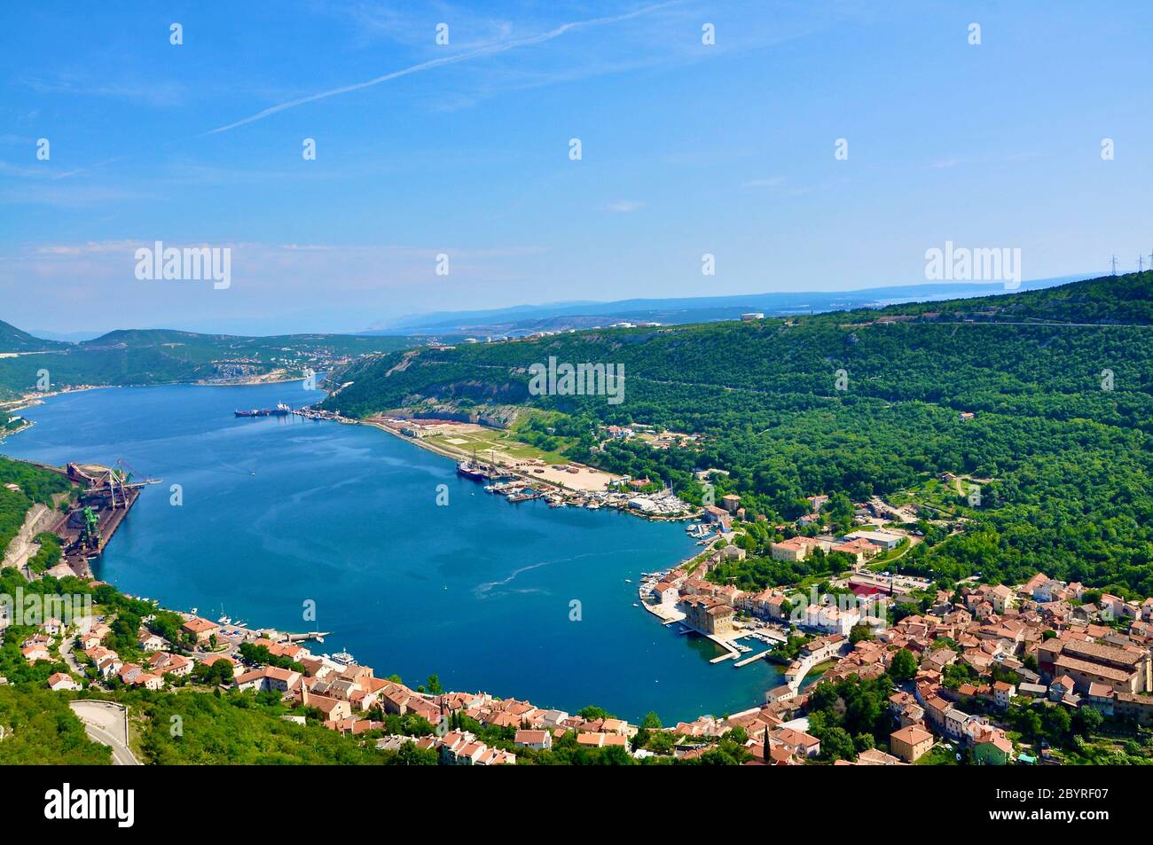 Vue panoramique sur la ville de Bakar en Croatie. Vue panoramique sur la baie de Bakar depuis le sommet de la ville. Printemps à Bakar, Croatie, Europe. Banque D'Images