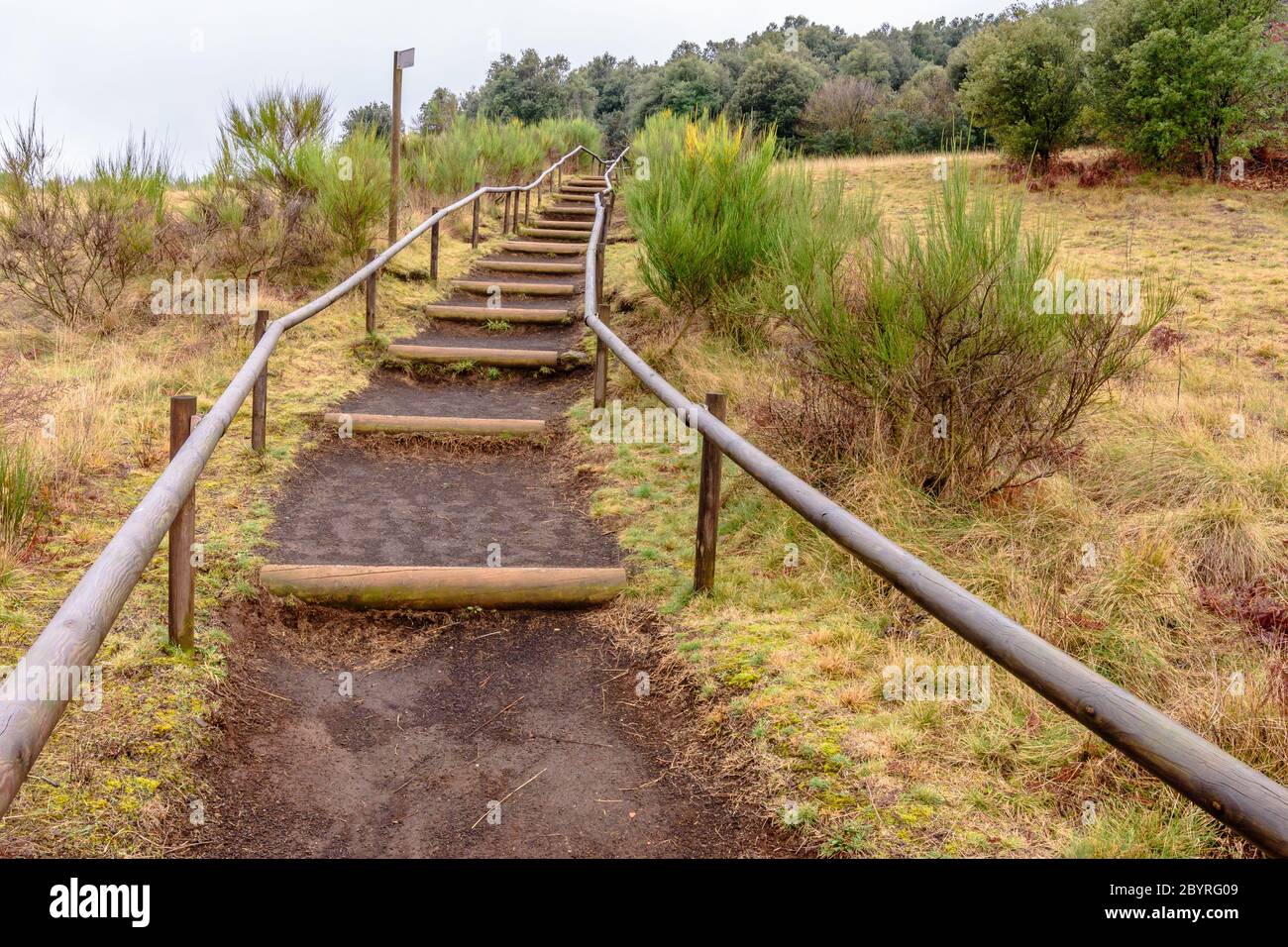 Sentier à la campagne, au volcan Croscat (Parc naturel de la province de Garrotxa, Catalogne, Espagne) Banque D'Images