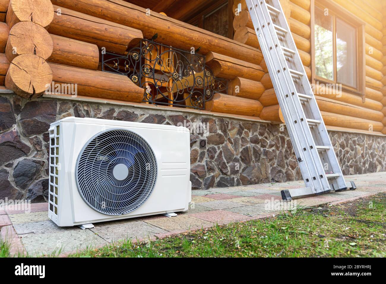 Nouvelle unité de compresseur externe de climatisation HVAC moderne  préinstallée pour installation ou remplacement près du mur de chalet  résidentiel en bois Photo Stock - Alamy