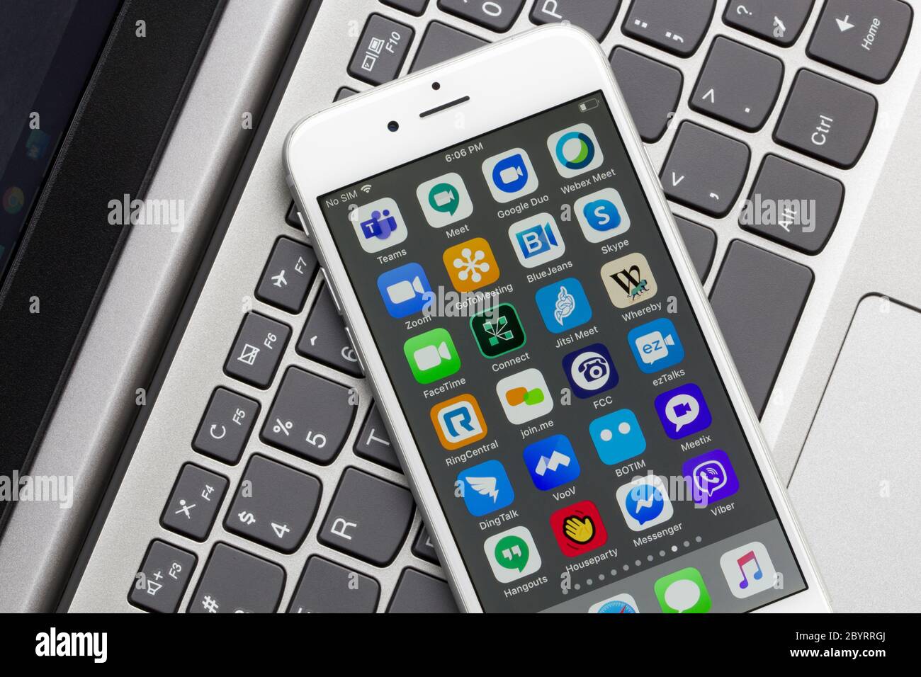 Des applications de visioconférence, d'appel vidéo et de réunion virtuelle variées sont disponibles sur un smartphone le 26 mai 2020. Banque D'Images