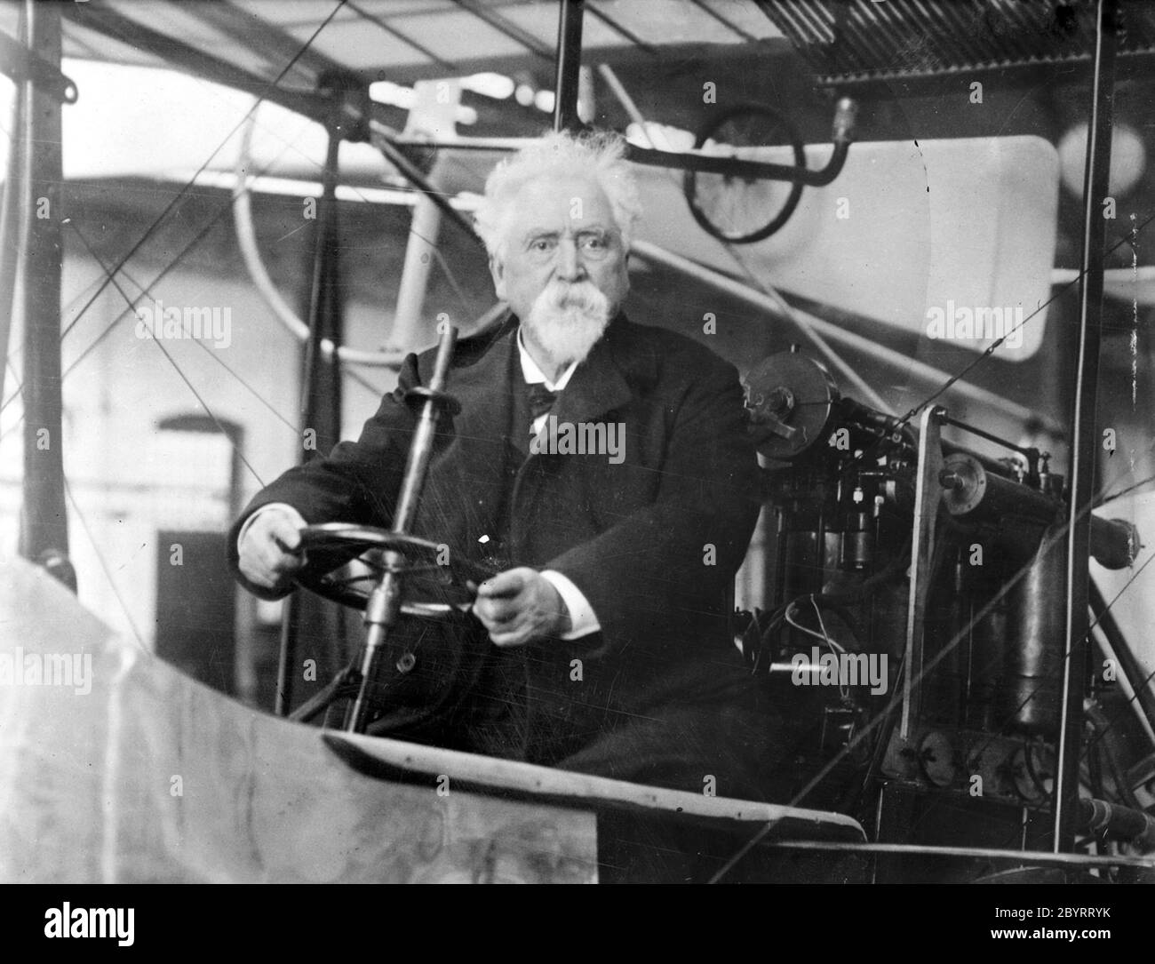 Sir Hiram Stevens Maxim (1840 – 1916) inventeur britannique d'origine américaine, mieux connu comme créateur du premier mitrailleur portatif entièrement automatique, le mitrailleur Maxim. Banque D'Images