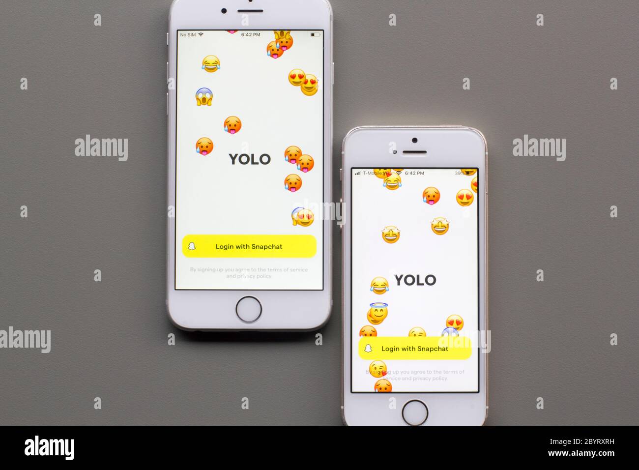 LA page de connexion DE L'application mobile YOLO est visible sur les smartphones. YOLO est une application qui vous permet de poser des questions anonymes à quiconque sur Snapchat. Banque D'Images