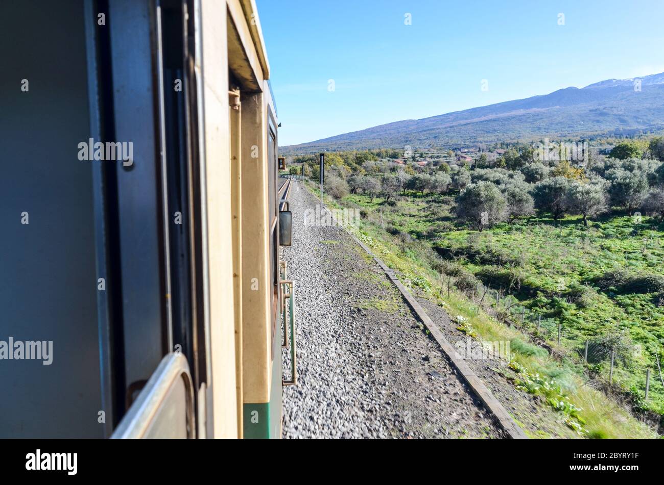 Ferrovia Circumetnea, ligne de train autour de l'Etna, Sicile, Italie Banque D'Images