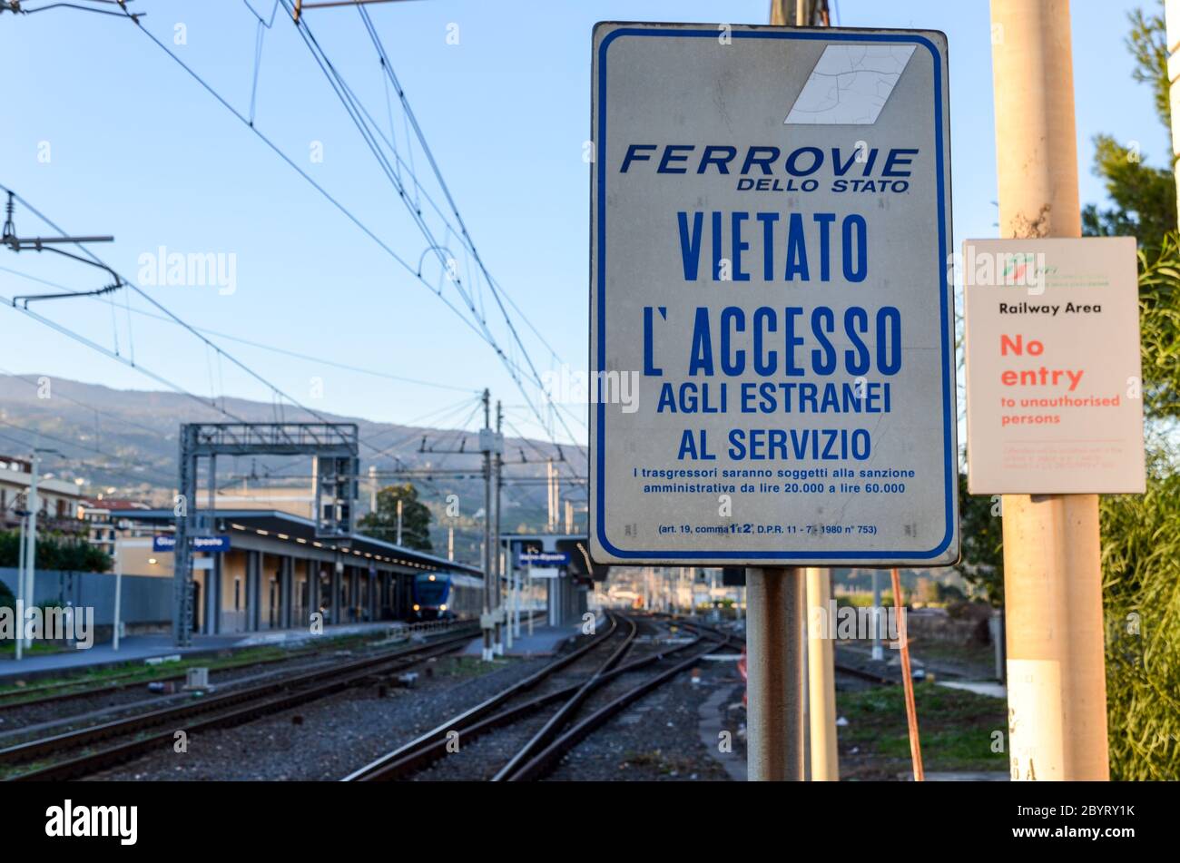 Panneau interdit le long de la Ferrovia Circumetnea, ligne de train autour de l'Etna, Sicile, Italie Banque D'Images