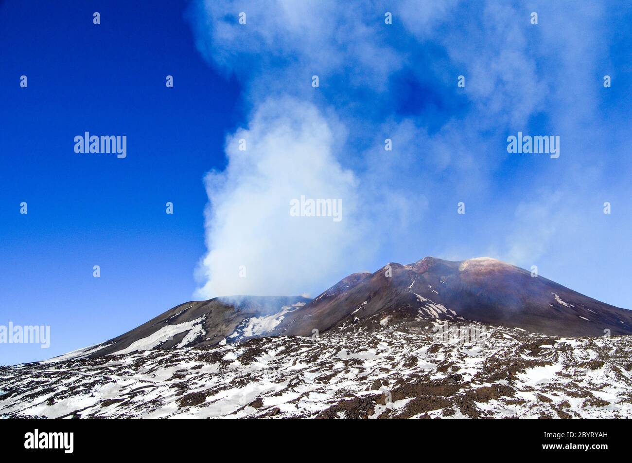 Fumées et neige sur l'Etna, Sicile, Italie, un jour avant l'éruption du 2018 décembre Banque D'Images