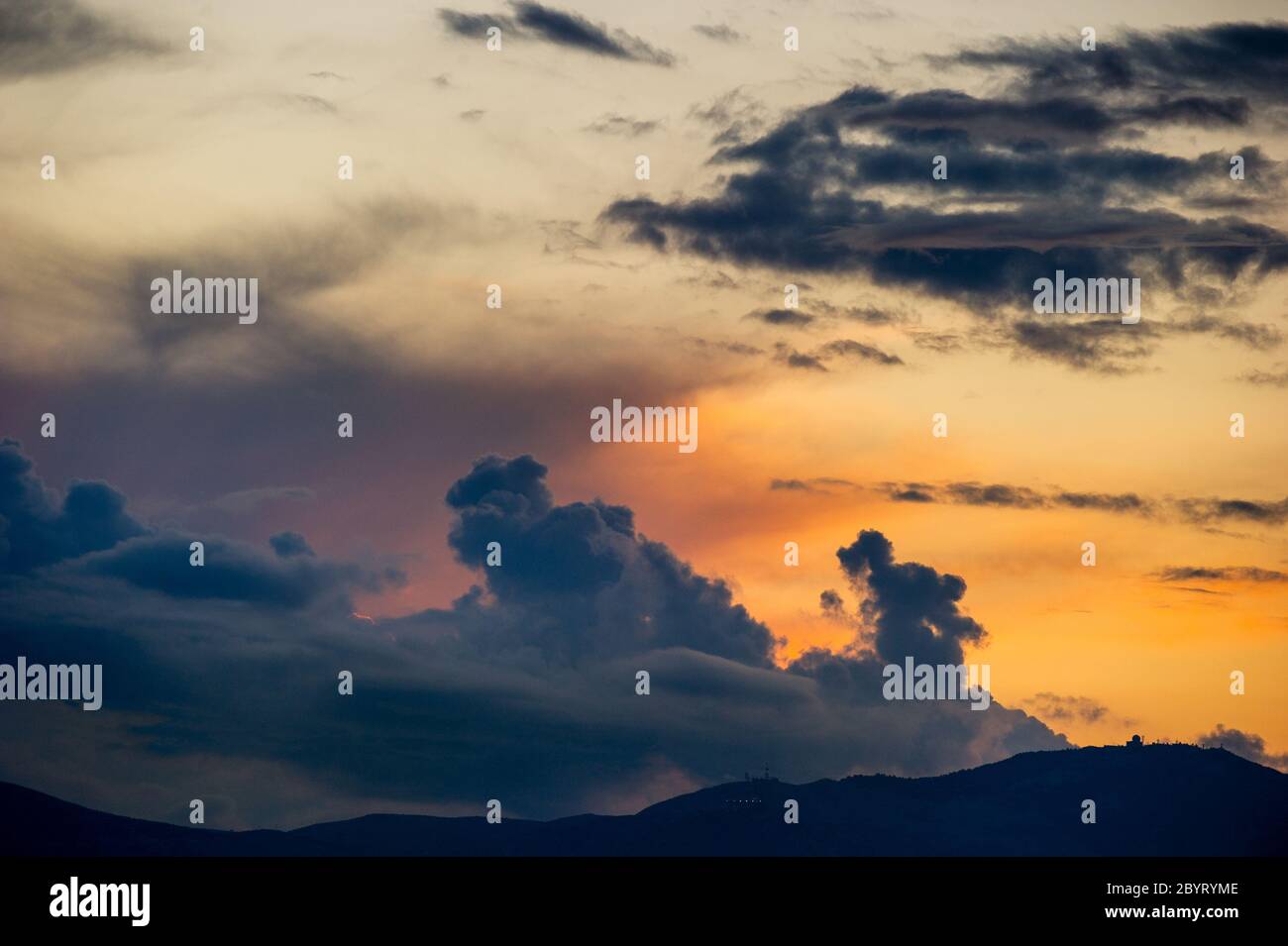 Observation d'Athènes depuis la montagne de Pendeli au coucher du soleil Banque D'Images