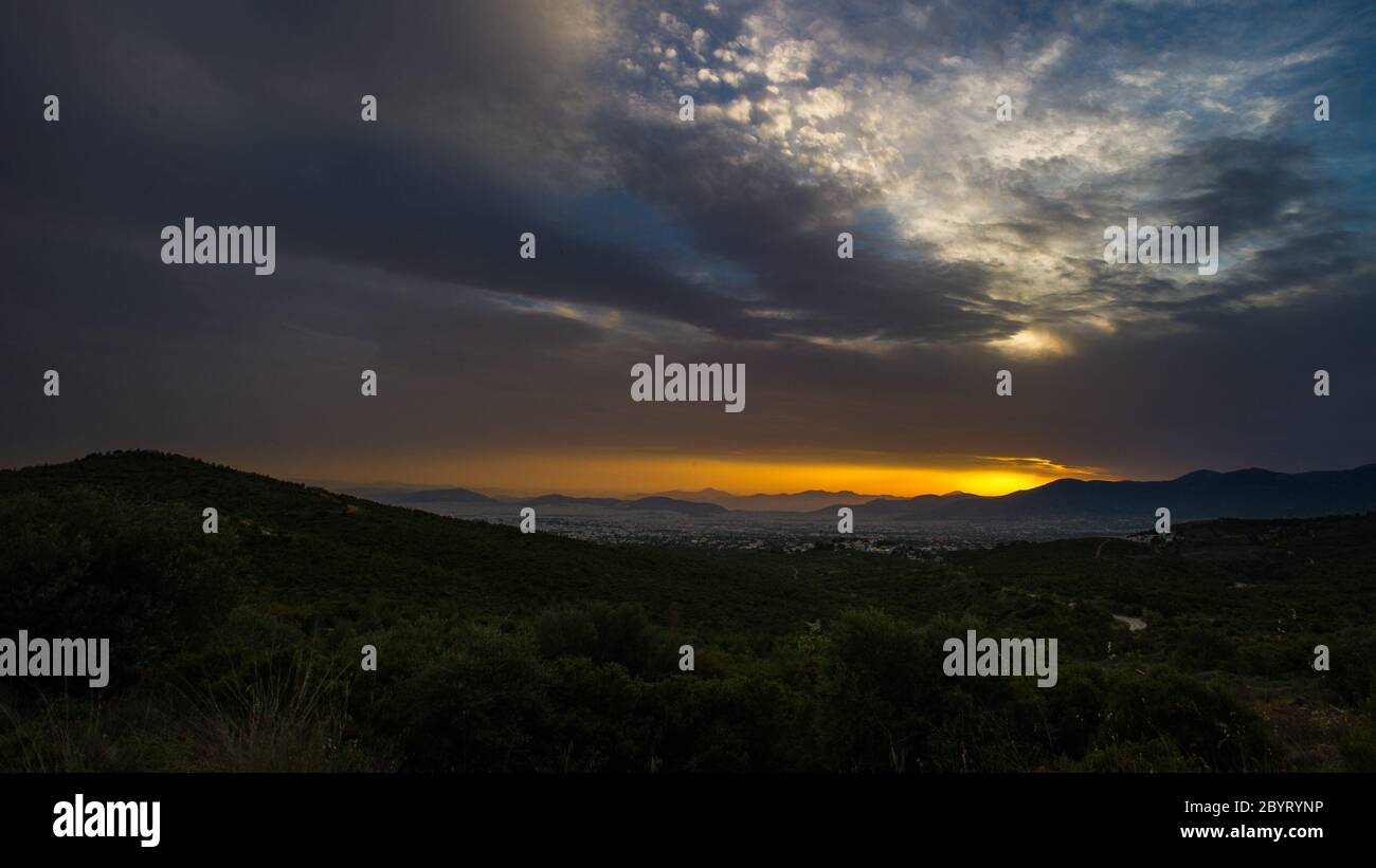 Observation d'Athènes depuis la montagne de Pendeli au coucher du soleil Banque D'Images