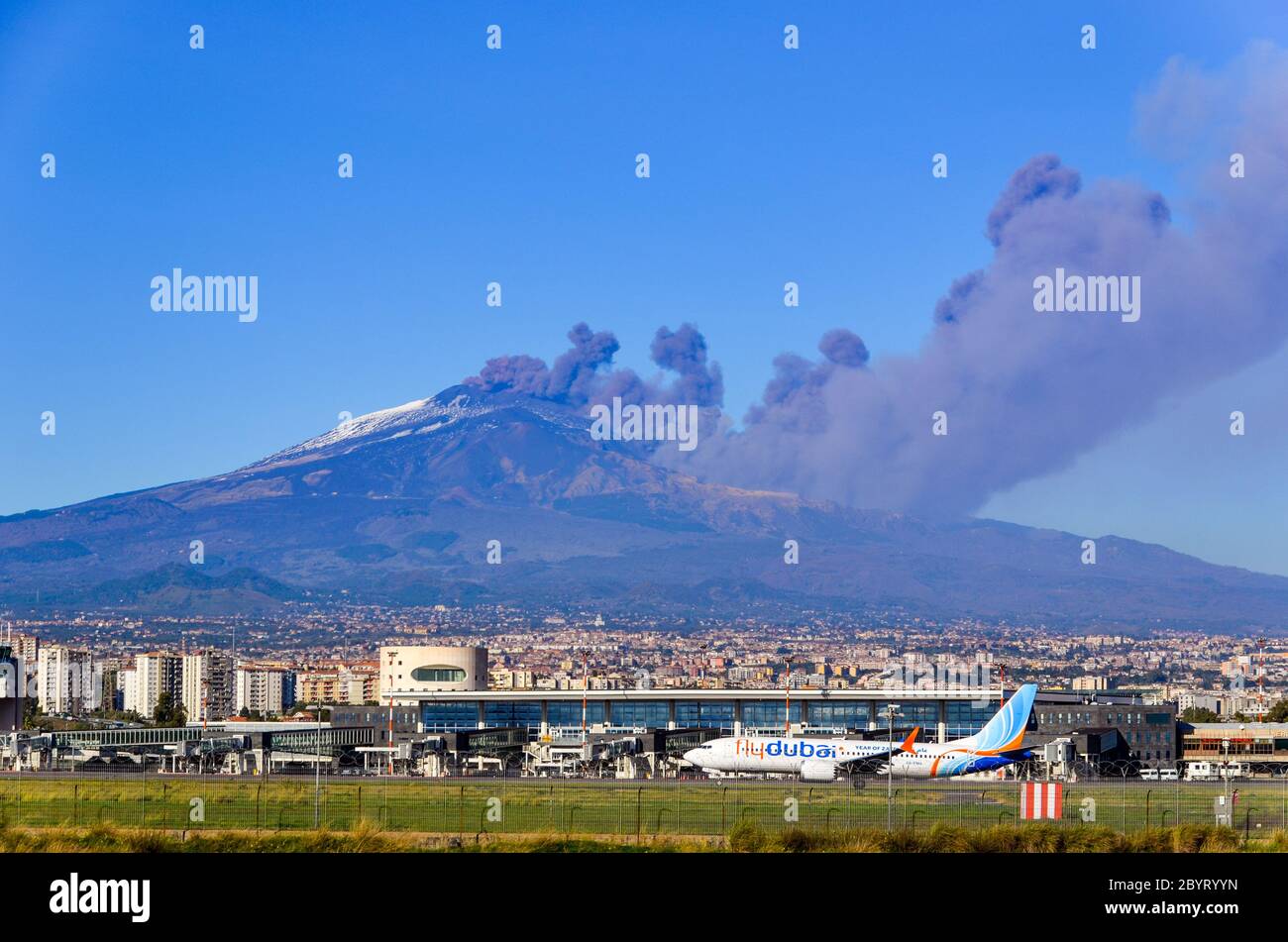 Flydubai Boeing 737 MAX devant une éruption vivante de l'Etna (Sicile, Italie) le 24 décembre 2018 Banque D'Images