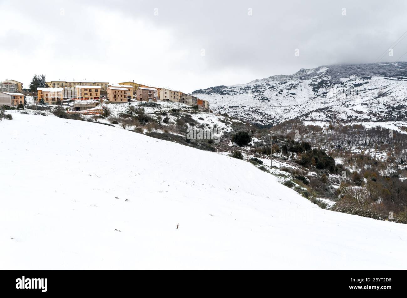 Paysage d'hiver avec neige au-dessus de Gangi et Geraci Siculo dans les montagnes près de Catane, Sicile, Italie Banque D'Images