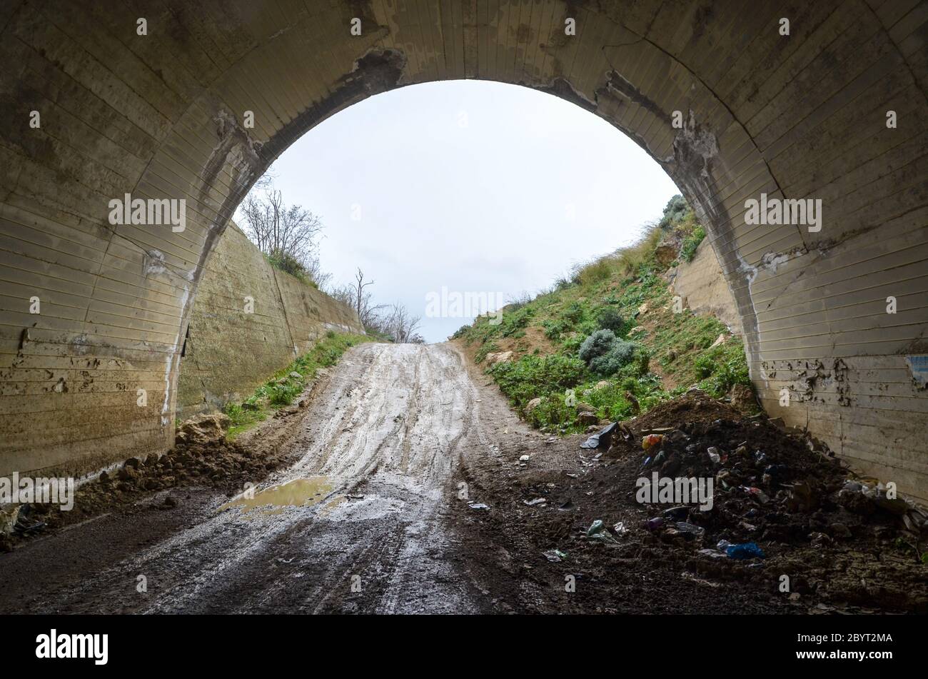 Tunnel abandonné et route boueuse en Sicile, Italie Banque D'Images