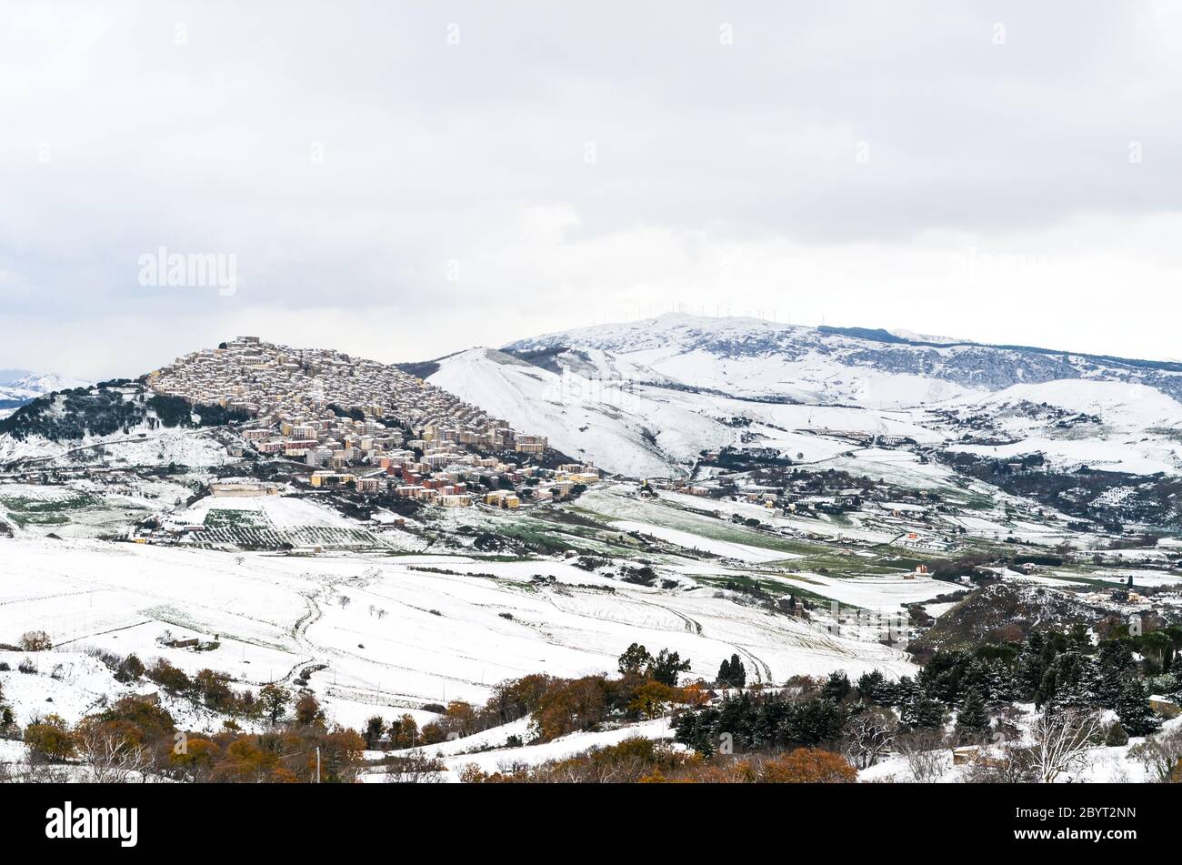 Paysage d'hiver avec neige au-dessus de Gangi et Geraci Siculo dans les montagnes près de Catane, Sicile, Italie Banque D'Images