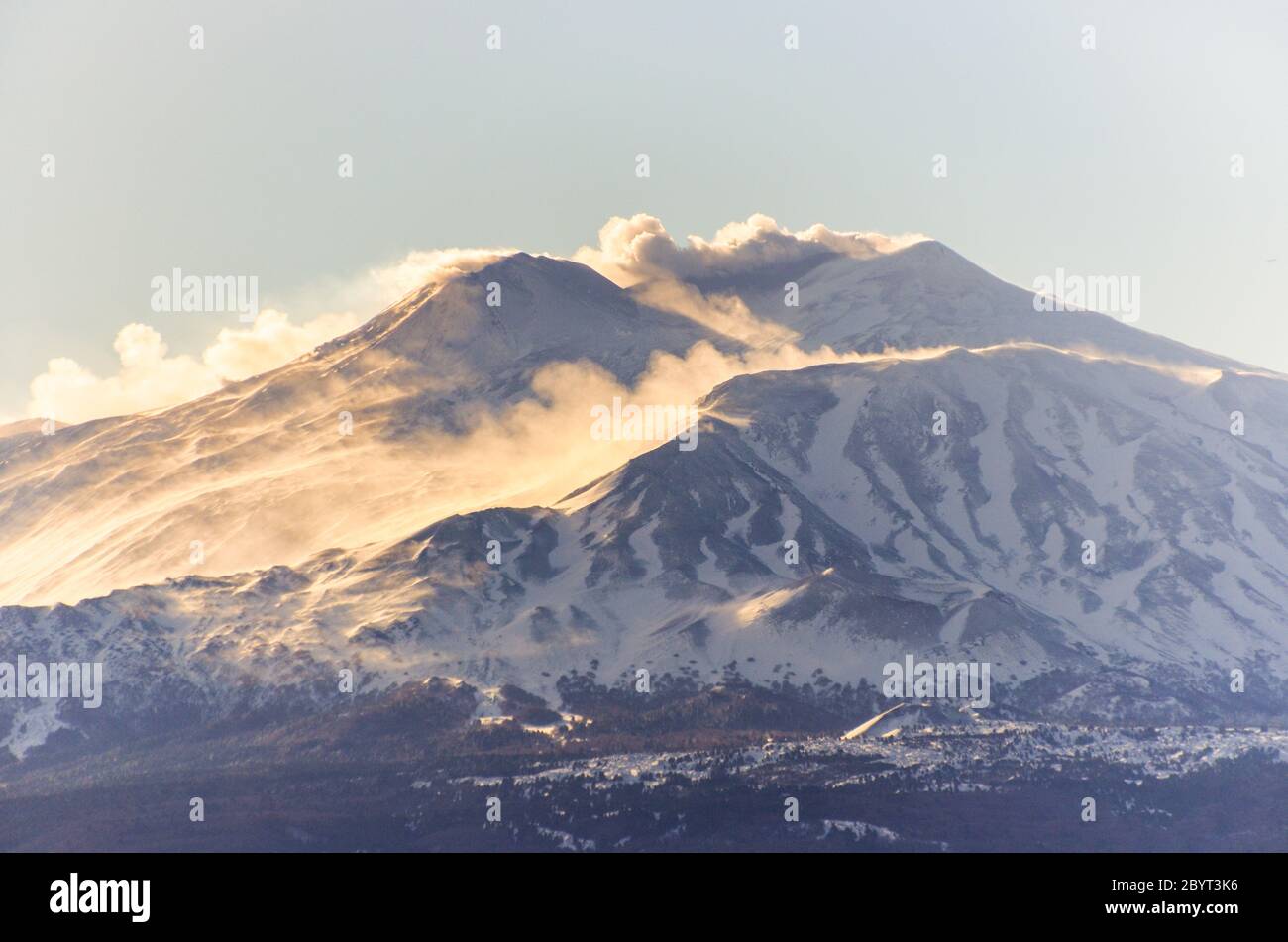 Mont Etna (Sicile, Italie) en éruption avec des fumées, vue de Taormina Banque D'Images