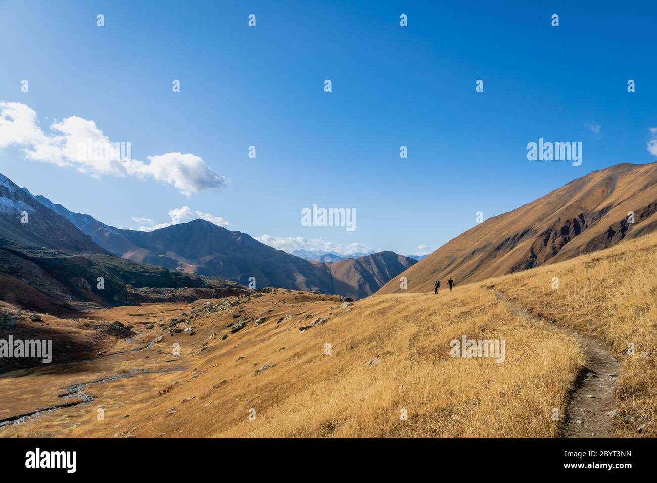 Spectaculaire paysage de randonnée en montagne dans la région de Juta trekking paysage en automne - trekking populaire dans les montagnes du Caucase, région de Kazbegi, Géorgie. Banque D'Images