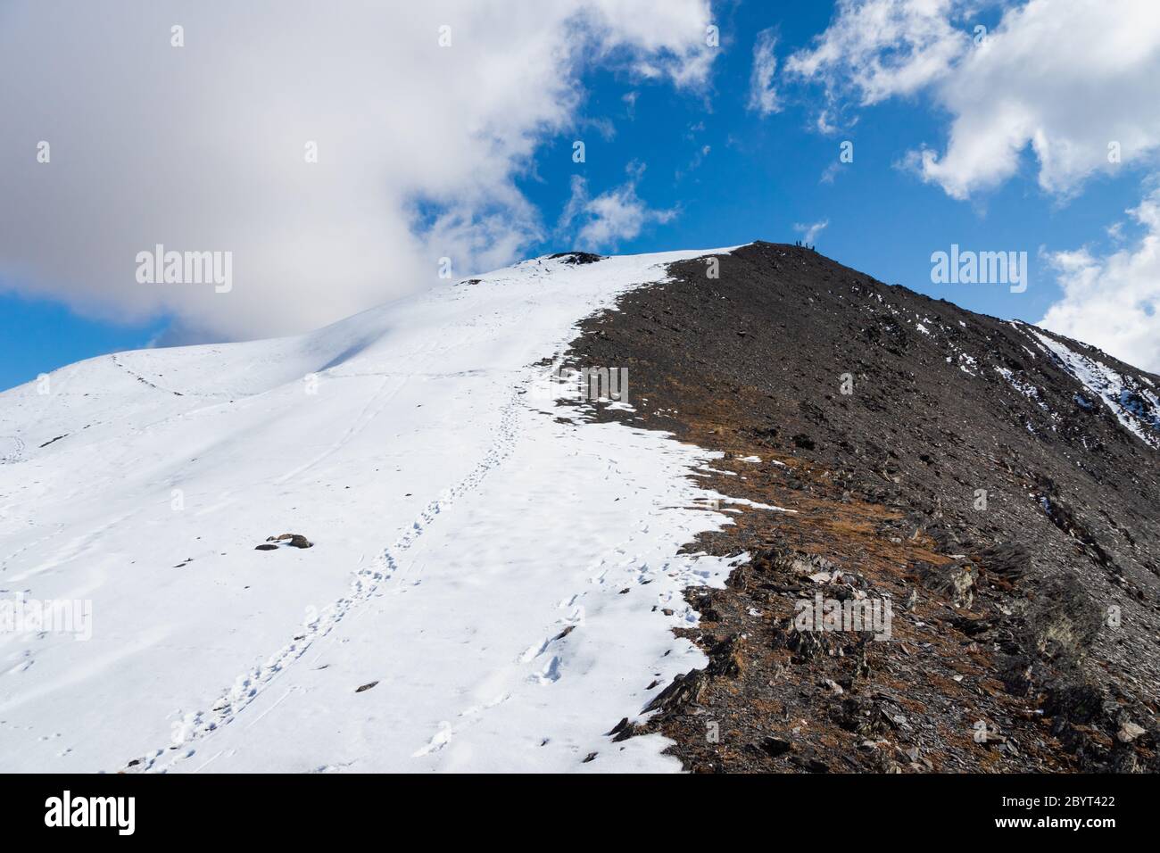 Spectaculaire paysage de randonnée de montagne enneigée dans la région de randonnée de Juta paysage dans le soleil jour d'automne - trekking populaire dans les montagnes du Caucase, Kazbegi Banque D'Images