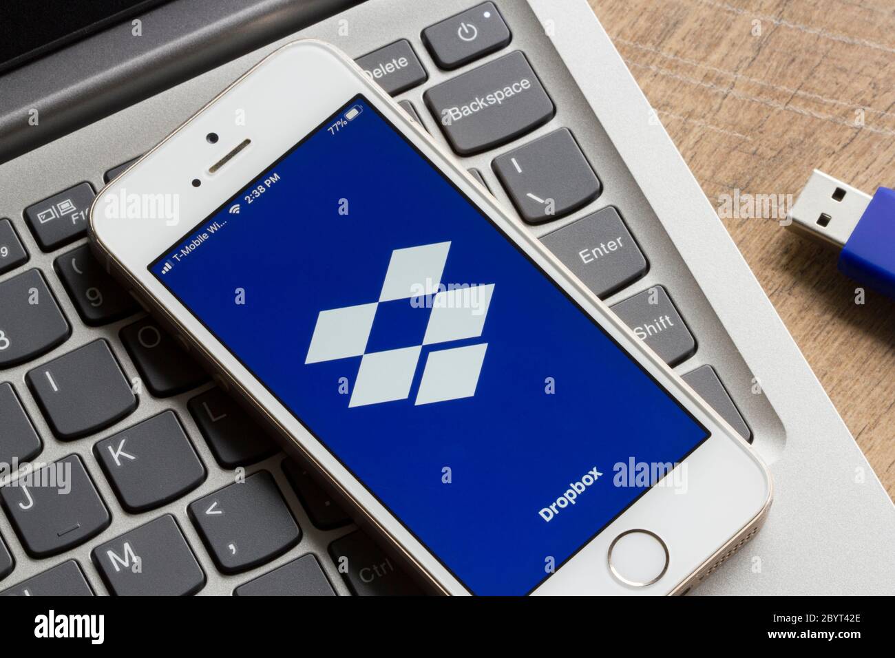L'écran de bienvenue de l'application mobile Dropbox s'affiche sur un iPhone. Banque D'Images