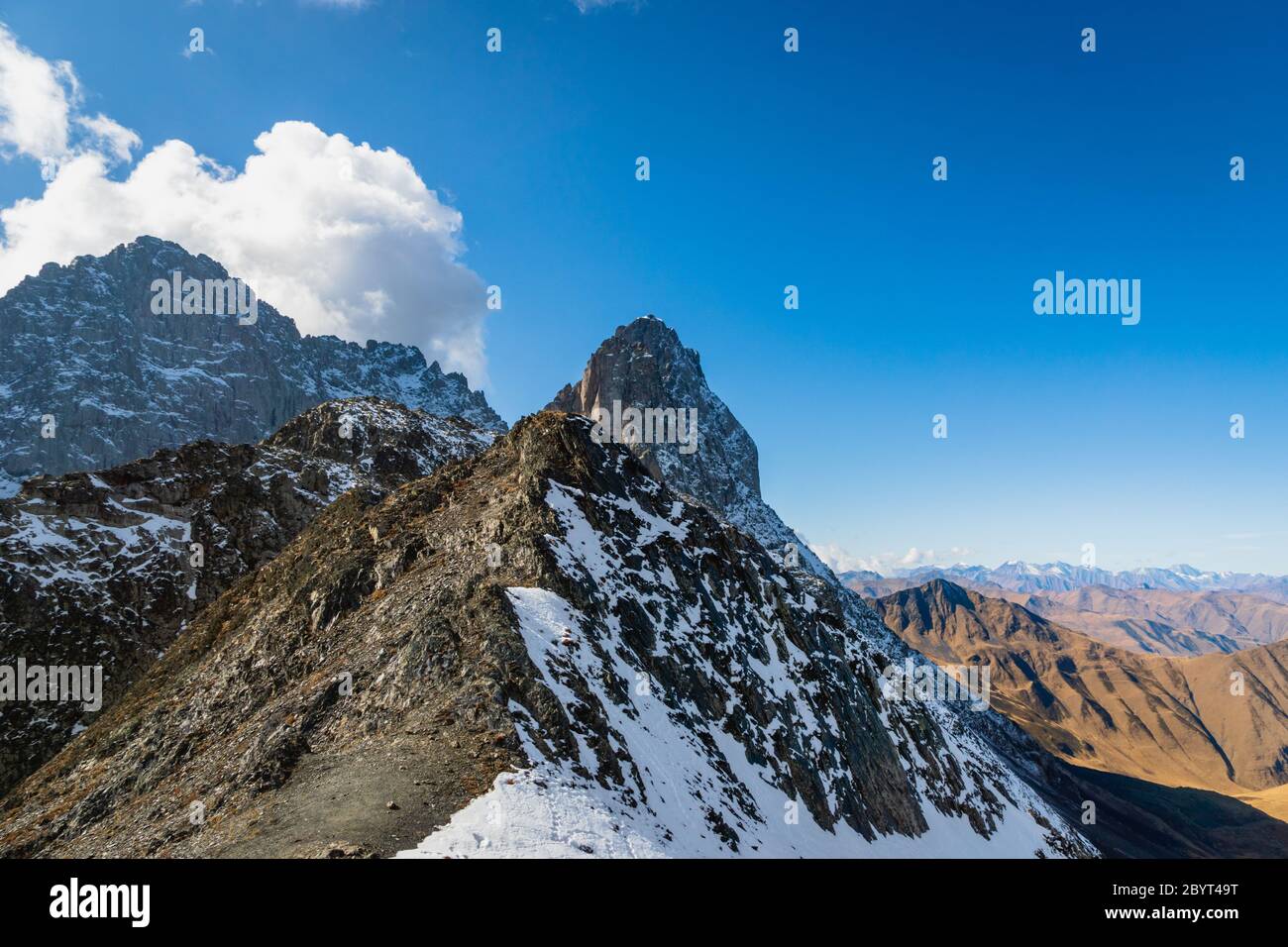 Spectaculaire paysage de randonnée de montagne enneigée dans la région de randonnée de Juta paysage dans le soleil jour d'automne - trekking populaire dans les montagnes du Caucase, Kazbegi Banque D'Images