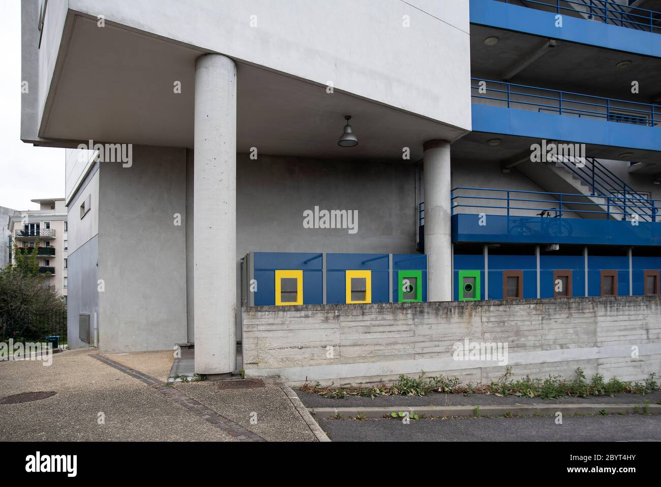 Architecture d'un bâtiment moderne avec des poubelles pour le tri des déchets Banque D'Images