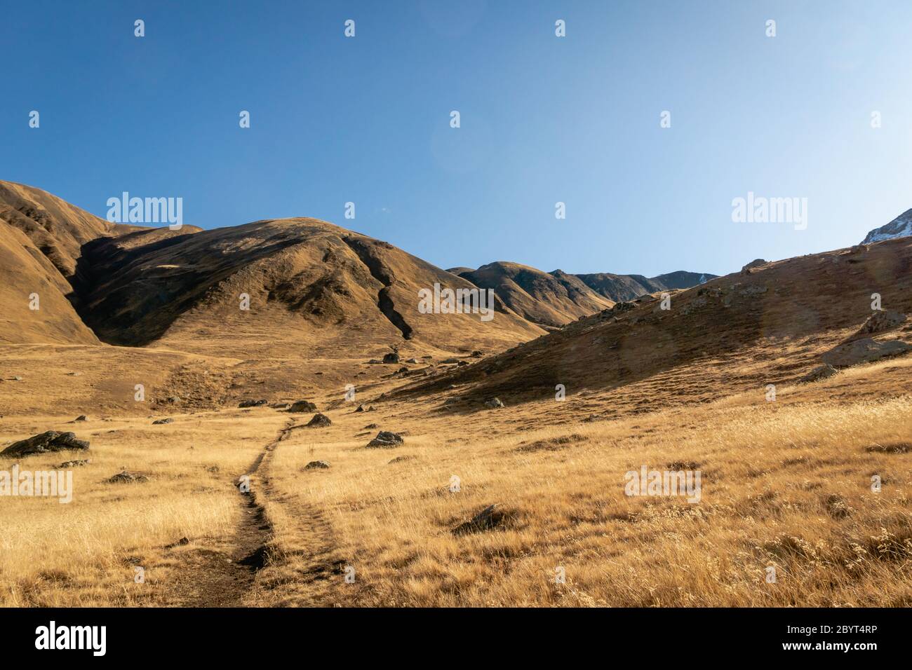 Spectaculaire paysage de randonnée en montagne dans la région de Juta trekking paysage en automne - trekking populaire dans les montagnes du Caucase, région de Kazbegi, Géorgie. Banque D'Images