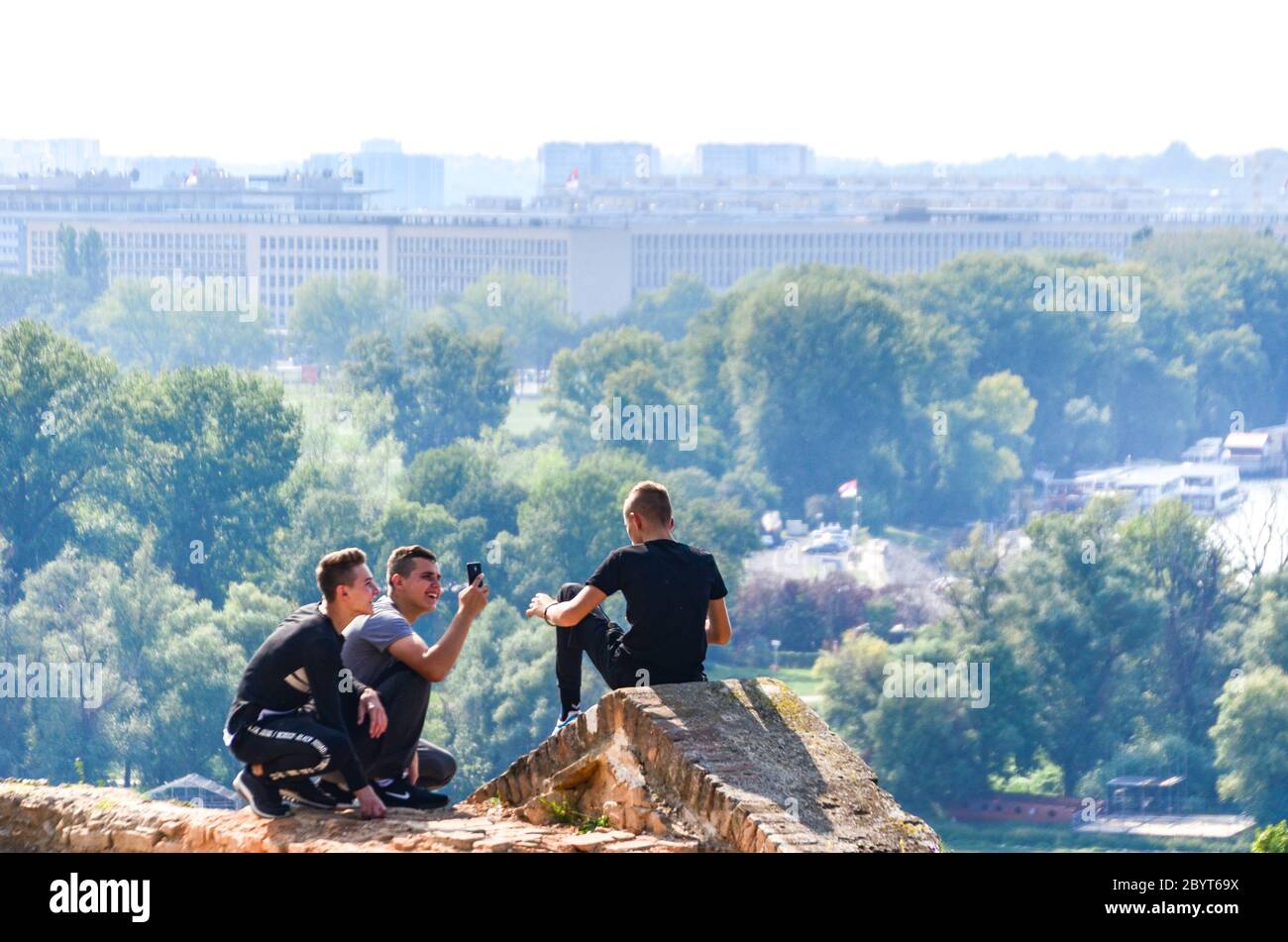 Adolescents prenant des photos avec un smartphone à Belgrade (Beograd), Serbie Banque D'Images