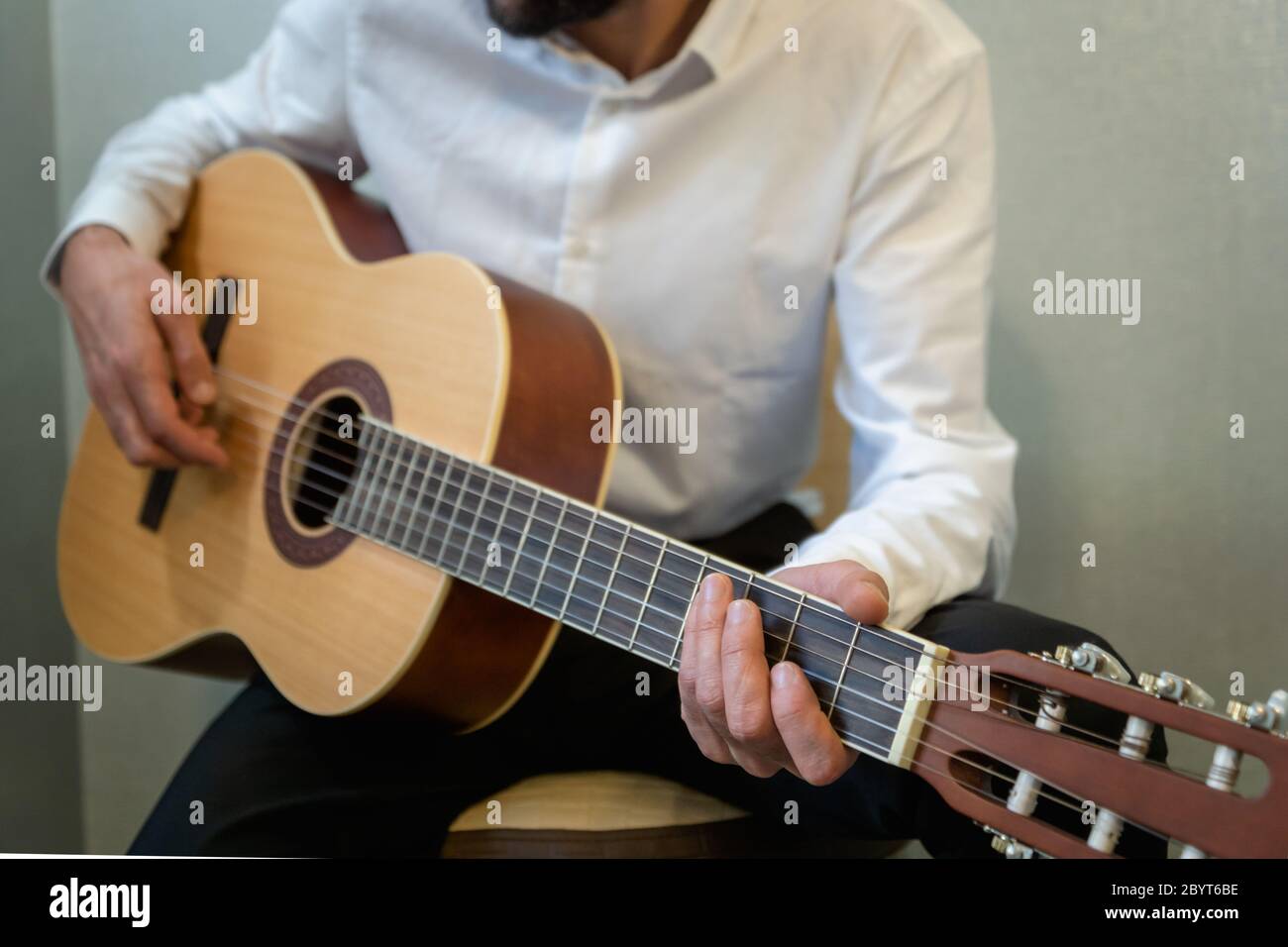 Guitare classique - guitariste jouant de la guitare acoustique en studio - Focus sélectif gros plan de la fingerboard et de la main Banque D'Images