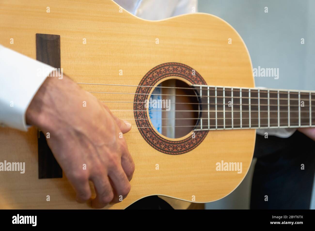 Guitare classique - guitariste jouant de la guitare acoustique en studio - Focus sélectif gros plan de la fingerboard et de la main Banque D'Images