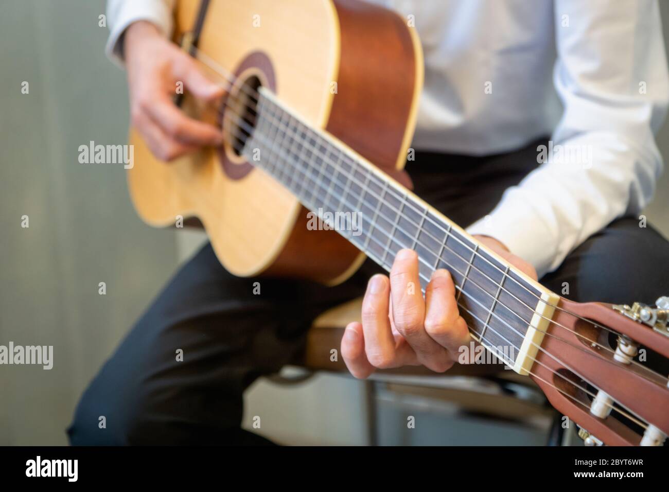 Guitare classique - guitariste jouant de la guitare acoustique en studio - Focus sélectif gros plan de la fingerboard et de la main Banque D'Images
