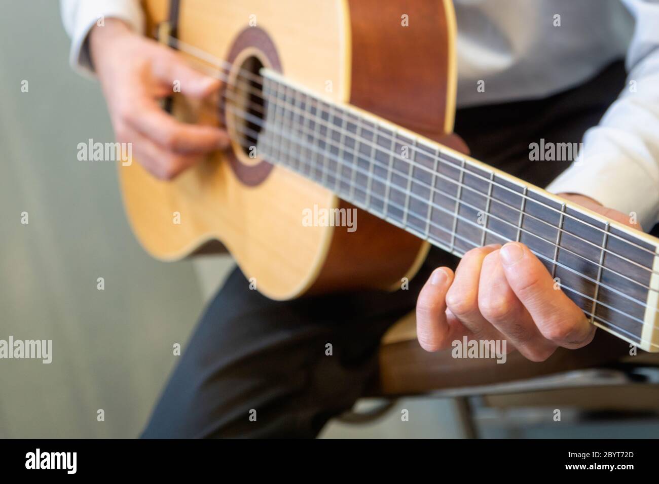 Guitare classique - guitariste jouant de la guitare acoustique en studio - Focus sélectif gros plan de la fingerboard et de la main Banque D'Images