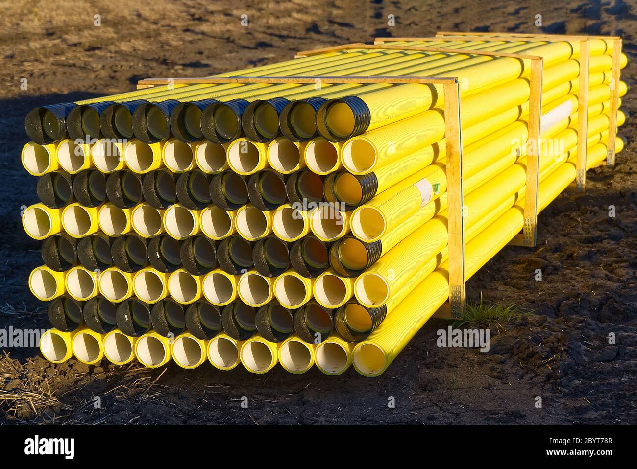 tuyaux en plastique jaune pour la pose de câbles électriques sous terre. Banque D'Images