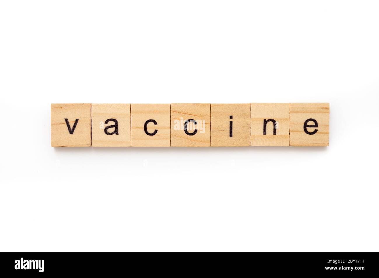 Lettre de bois tuiles orthographiant mot VACCIN isolé sur fond blanc Banque D'Images