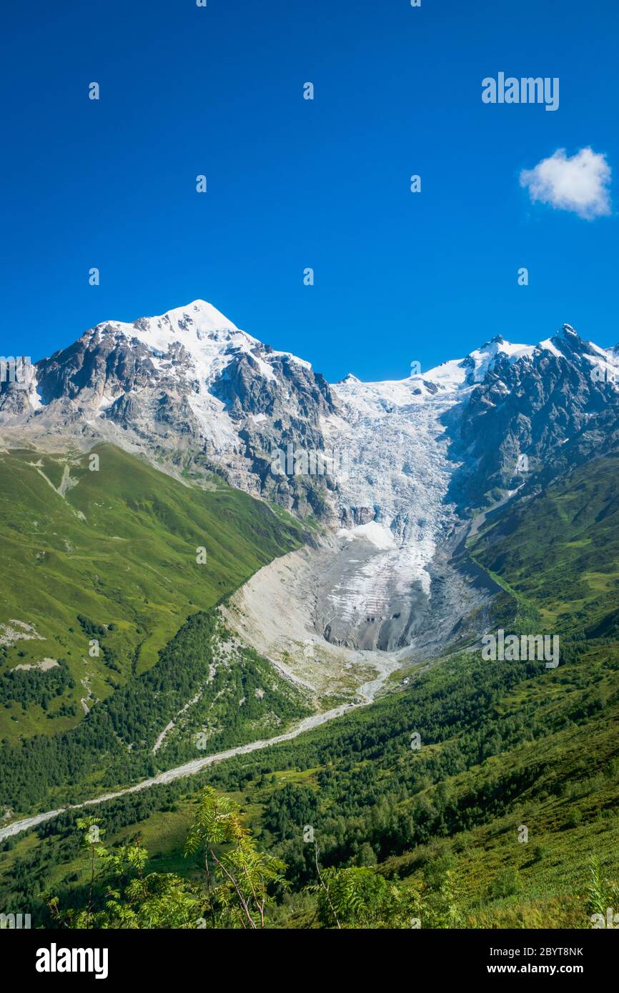 Paysage de Svaneti avec glacier et montagne dans l'arrière près de Mestia village dans la région de Svaneti, Georgia. Banque D'Images