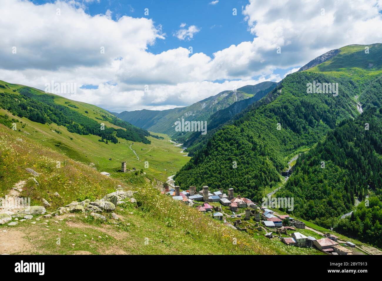 Paysage de montagne et de village de Svaneti sur la route de randonnée et de randonnée près du village de Mestia dans la région de Svaneti, patrimoine de l'UNESCO en Géorgie. Banque D'Images