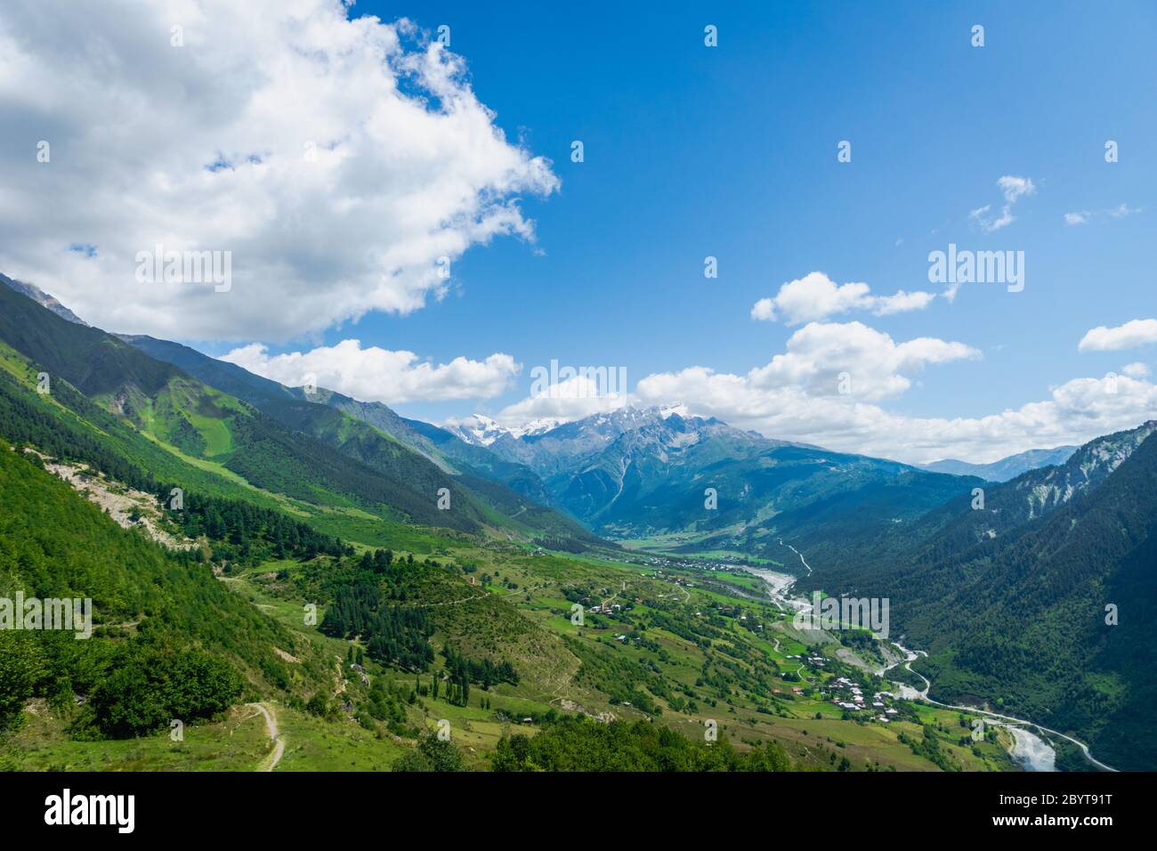 Paysage de montagne et de village de Svaneti sur la route de randonnée et de randonnée près du village de Mestia dans la région de Svaneti, patrimoine de l'UNESCO en Géorgie. Banque D'Images