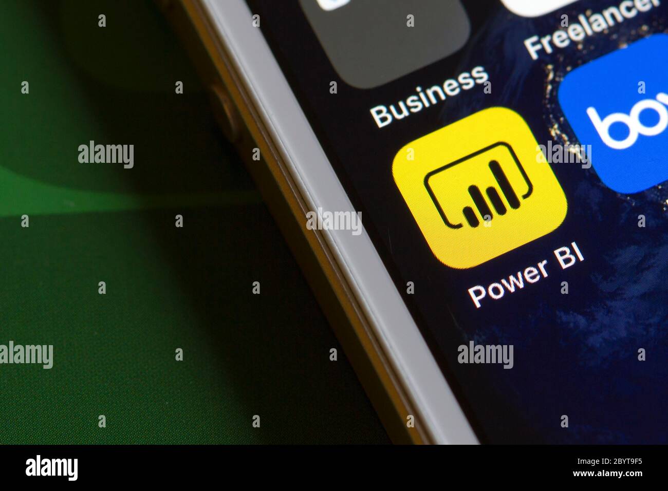 L'icône de l'application mobile Microsoft Power BI s'affiche sur un smartphone. Banque D'Images